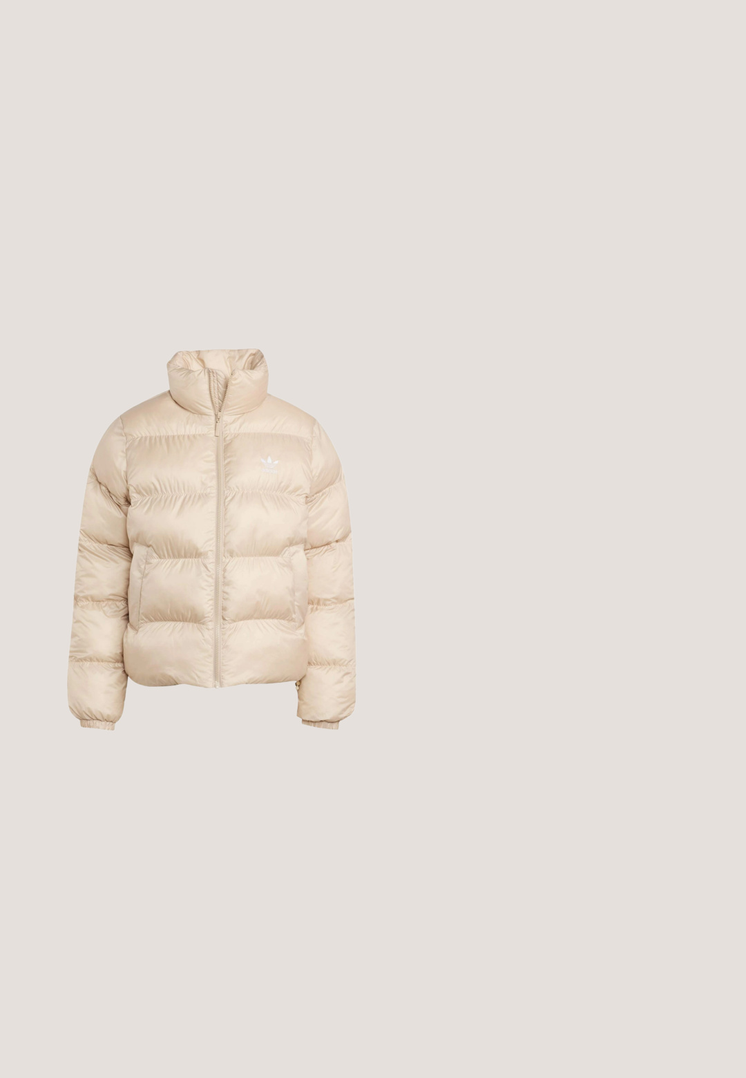 Chaqueta acolchada beige con cuello alto, cierre de cremallera y dos bolsillos delanteros. Presenta un diseño acolchado y un logo sutil en el pecho.; Sudadera cropped de color beige claro con capucha, que presenta un logo triangular blanco y franjas laterales blancas. Fabricada en un tejido suave y texturizado.; Top corto marrón acanalado con mangas cortas, escote redondo y una banda texturizada en la parte inferior que presenta un sutil patrón de logo.; Pantalones cortos deportivos beige con cintura elástica y pequeño logo de Adidas en la parte inferior derecha, diseñados para ropa casual o deportiva.; Zapatillas de running ligeras con una parte superior de malla beige y azul claro, acentos texturizados y una suela gruesa de color amarillo pálido con una suela de goma.; Bolso tote de color gris claro con asas anchas y sutil bordado floral blanco en la parte delantera, con un pequeño logo de Adidas encima del diseño.