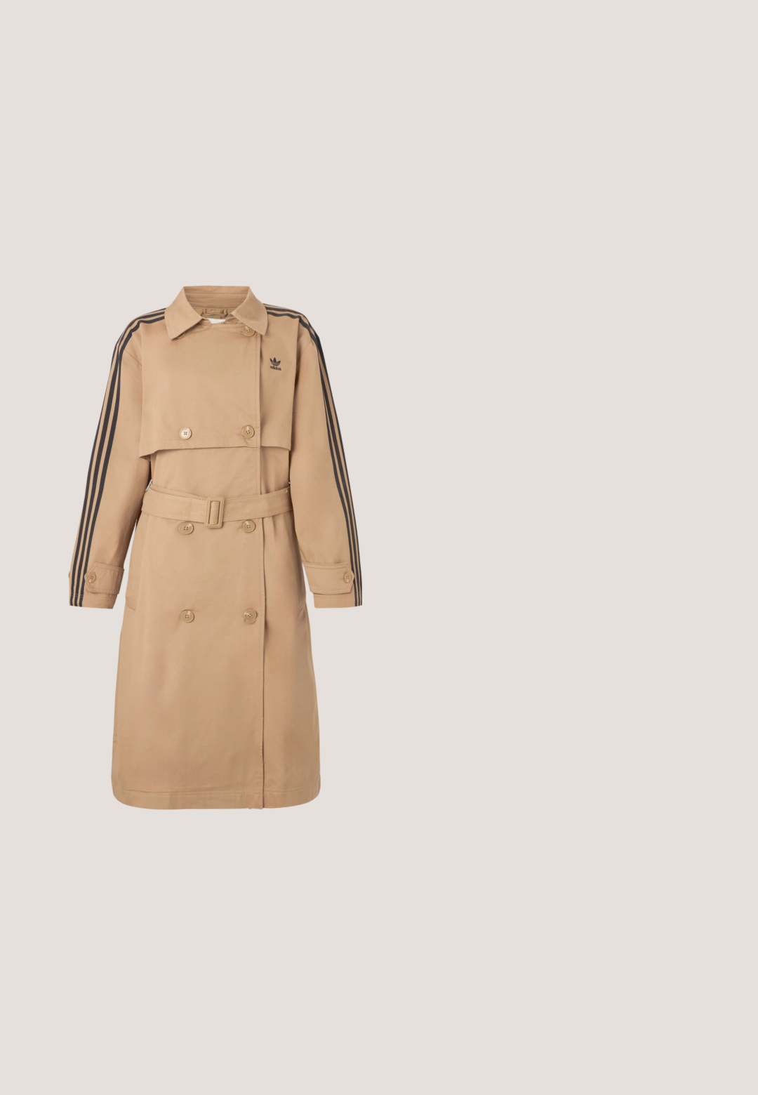 Abrigo trench beige con botones dobles, cinturón y detalles a rayas negras en las mangas; cuenta con cuello y bolsillos laterales.; Chaqueta deportiva beige con cremallera y cuello alto, logo negro de Adidas trefoil en el pecho y tres franjas negras a lo largo de cada manga.; Top corto marrón acanalado con mangas cortas, escote redondo y una banda texturizada en la parte inferior que presenta un sutil patrón de logo.; Pantalones de pierna ancha en tono beige, fabricados con un material suave y aterciopelado. Cuentan con una cinturilla elástica y costuras verticales en la parte delantera para un detalle adicional.; Zapatillas deportivas marrón claro con parte superior de malla, tres franjas beige y diseño único de suela segmentada. Presentan puntera redondeada y cuello acolchado.; Pequeño bolso beige de hombro con asas dobles y logo de Adidas en el centro, con una correa desmontable a rayas y cierre de cremallera con detalles dorados.
