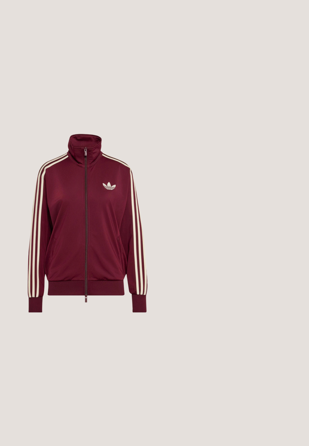 Chaqueta deportiva burdeos con cremallera completa, con tres rayas blancas en las mangas y logo de trébol de Adidas en el pecho izquierdo.; Camiseta granate de manga corta con ribete rojo, tres rayas rojas en los hombros y pequeño logo de trébol rojo en el pecho.; adidas Originals SPRINTER - Shorts - maroon cream white; Zapatilla con superposiciones de ante burdeos, paneles de tela paisley, tres franjas crema, suela de goma y cordones negros vista de lado.; Bolsa tote de color rojo oscuro con dos asas, decorada con bordado floral rosa y gris y un pequeño logotipo rosa de Adidas trefoil arriba.; Conjunto de tres anillos de acrílico rojo con diseños variados: uno liso, uno retorcido y uno ligeramente transparente, que muestran un color rico y un brillo deslumbrante.