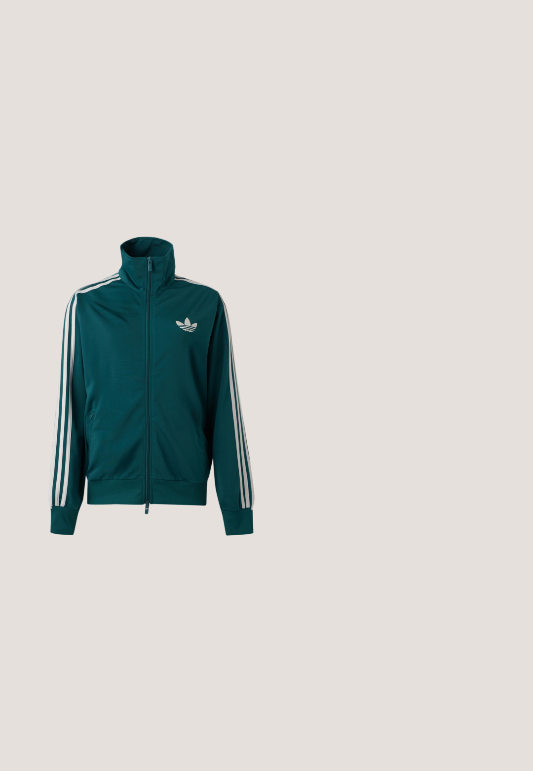 Türkiissinine lukuga jope kõrge kraega, valge Adidas trefoil logo rinnal ja kolm valget triipu igal varrukal.; Must-käteosaline must fliistekstsärk pehmest puuvilla segust, ümarate kaelustega, pikkade varrukatega ja tikandiga logo detailiga rinnal.; Roheline puuvillane T-särk lühikeste varrukatega, kollaste triipudega õlgadel ja rinnal tikitud kolmelehine logo.; Lilletrükiga püksid mustal taustal, millel on erkpunased, kollased ja rohelised lilled, elastne vöökoht ja laia säärtega lõige.; adidas Originals ADIRACER - Tossud - alumina; Sinise ja musta triibulise polsterdatud kandekott kahe sangaga ning esiküljel valge sildiga "Mads Nørgaard Copenhagen".
