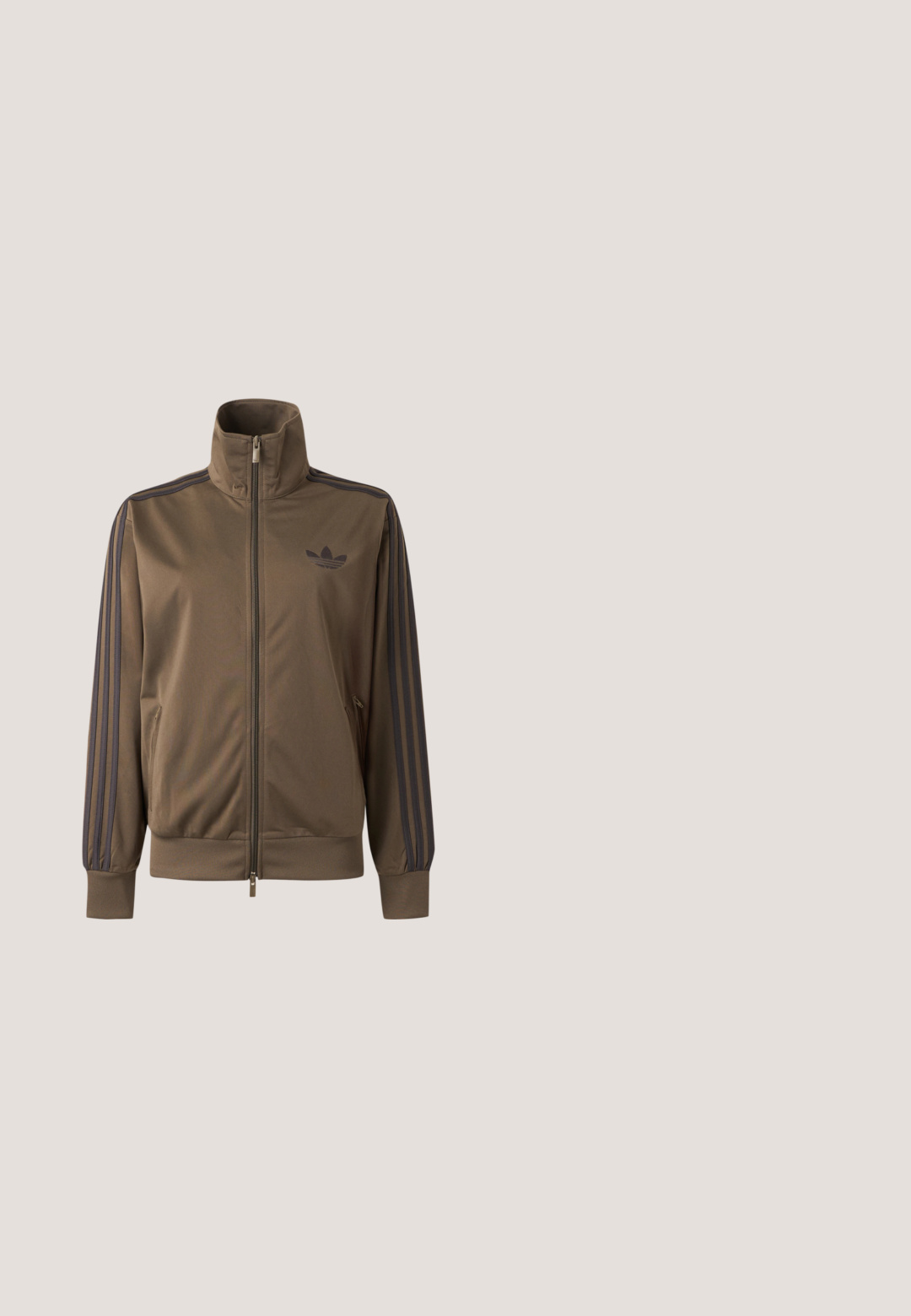 Chaqueta deportiva marrón con cremallera, cuello alto, detalle de tres rayas oscuras en las mangas y logo de Adidas en el pecho izquierdo.; Camiseta de algodón color crema con cuello redondo, mangas cortas y logo "adidas" en relieve en el pecho. Textura suave y corte relajado.; Pantalones de chándal color beige claro, confeccionados en un tejido suave, con una cintura ajustable con cordón y paneles laterales negros con un patrón de estampado de leopardo.; Bailarinas blancas y grises con punta redondeada y cordón elástico, con tres rayas grises y suela de goma beige.; Bolso brillante azul oscuro con doble asa y correa ajustable, con un gran logo blanco de trébol de Adidas en el frente.; Pareja de pendientes de aro plateados brillantes con cierres de alambre delgado, mostrados sobre un fondo gris claro.