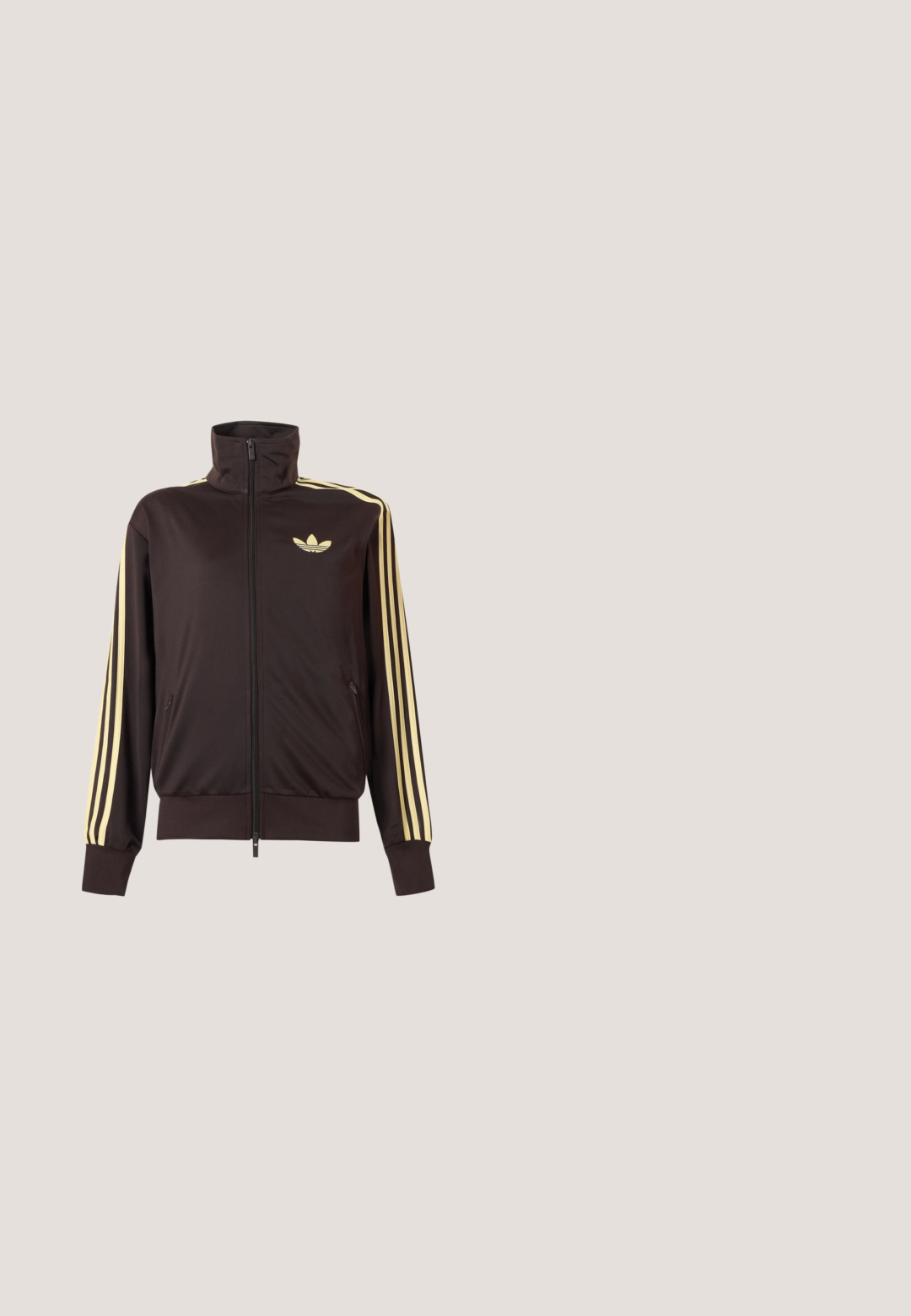 Veste de survêtement noire zippée avec col haut, bandes jaune clair le long des manches et logo adidas trefoil sur la poitrine gauche.; Polo à manches courtes brun et beige à motif chevrons, col foncé, patte de boutonnage, épaules rayées et logo Adidas sur la poitrine gauche.; adidas Originals WIDE LEG LEO PRINT SATIN PANTS - Pantalon de survêtement - multicolor bronze strata; Chaussure de sport noire avec trois bandes blanches, lacets jaunes et finition texturée. Présente un design courbé et une semelle en caoutchouc.; Sac Adidas noir avec ferrures dorées, accents blancs, fermeture éclair, motif texturé, double poignées et bandoulière amovible.; Collier en chaîne dorée présentant des maillons en papier clip allongés, avec deux pendentifs : un charm rond et une étiquette rectangulaire.