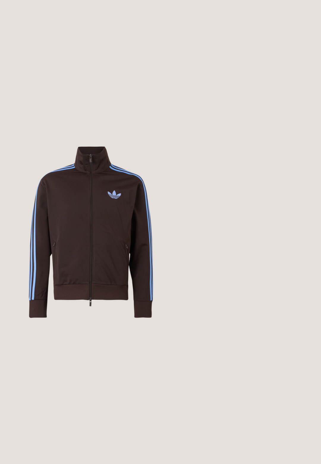Veste de survêtement marron zippée avec des bandes Adidas bleu clair sur les manches et le logo trèfle sur la poitrine, col montant et poches latérales zippées.; Polo Adidas rayé marron avec col en V, col bordeaux, et logo rouge. Comprend des rayures blanches et rouges sur les épaules, manches courtes.; Pantalons de sport marron avec une taille élastique, deux poches latérales et un petit logo sur le côté gauche, fabriqués à partir d'un tissu doux.; Baskets en suède blanc avec des accents roses, présentant trois bandes et un logo doré. Embout texturé et semelle en caoutchouc brun. Design classique.; Sac à main marron et noir avec une texture en fourrure blanche tachetée, doté d'une seule bandoulière noire, sur un fond uni.; Collier de perles blanches rondes avec un pendentif en perle unique, attaché par une chaîne courte en or avec fermoir sur un fond blanc.
