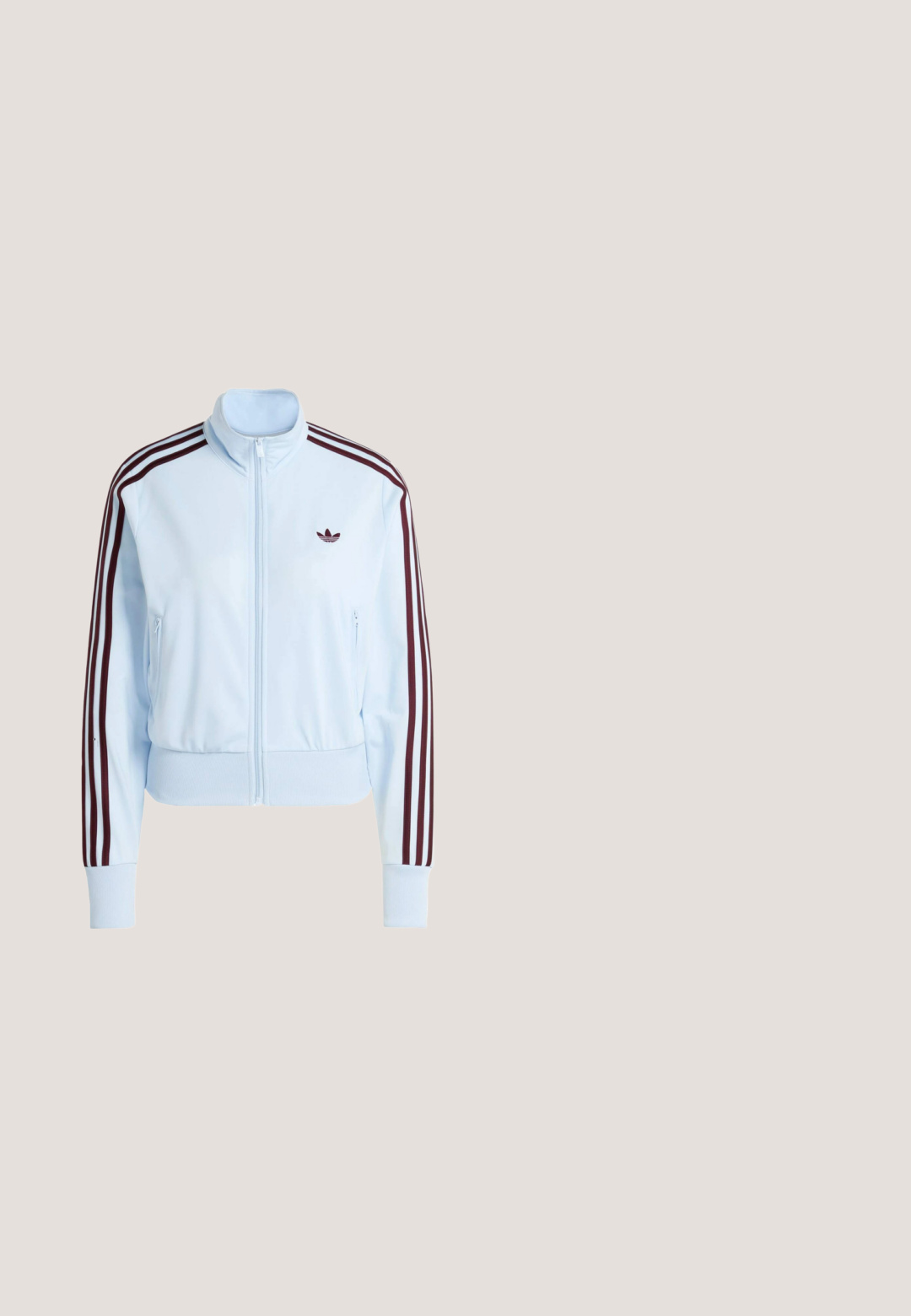 Lyseblå træningsjakke med lynlås med mørkerøde tre-stribede ærmer og lille mørkerødt Adidas-logo på brystet.; Lyseblå kortærmet skjorte med mørkeblå kant, tre mørkeblå striber på skuldrene og lille sort Adidas trefoil-logo på venstre bryst.; Marineblå, letvægtsbukser med elastik i taljen og snøre, med hvide sidelister og et lille logo foran. Løs pasform.; Lyseblå ruskindssneaker med sorte striber, gummisål og hvid hælfane, set fra siden på hvid baggrund.; Hvid læderhåndtaske med to lange håndtag, rektangulær form, guldfarvet logoaccent og lyseblå piping langs kanterne. Lynlåslukning.; Armbånd i rosaguld med kæde, prydet med en hjerteformet, klar krystalvedhæng, samt en snaplås og justerbar længde.
