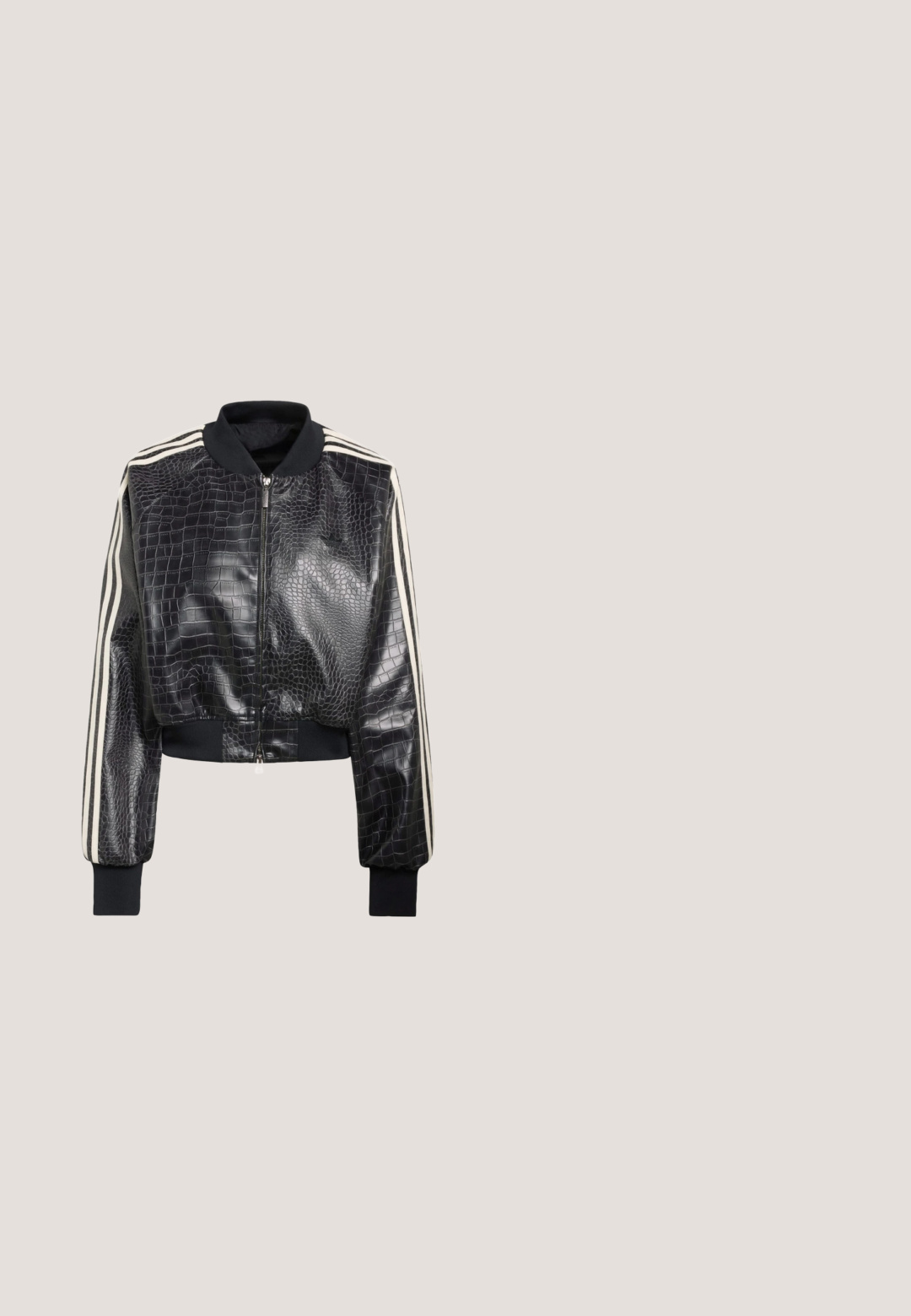 Čierna skrátená bomber bunda s krokodíľou textúrou, s bielymi pruhmi na rukávoch a rebrovaným golierom a manžetami.; Adidas športová košeľa s krátkym rukávom s gradientom od červenej po modrú, s námorníckymi akcentmi a bielymi pruhmi pozdĺž ramien.; Čierna denim midi sukňa s bielymi vertikálnymi pruhmi. Obsahuje pás na gombík, dve predné vrecká a kontrastné šitie. Priamy strih.; Čierna športová obuv s bielymi pruhmi, vzorovaným zvrškom, zdobená kvetinovými prvkami a zelenou pätou. Gumená podrážka zabezpečuje priľnavosť.; Čierne obdĺžnikové slnečné okuliare so žltými šošovkami. Vlastnosti zahŕňajú hrubé rámiky a uhlovú konštrukciu s hladkým, lesklým povrchom.; Strieborné kruhové náušnice so hladkým, zaobleným dizajnom a lesklým povrchom. Obsahujú jednoduché pántové zapínanie pre jednoduché nosenie.