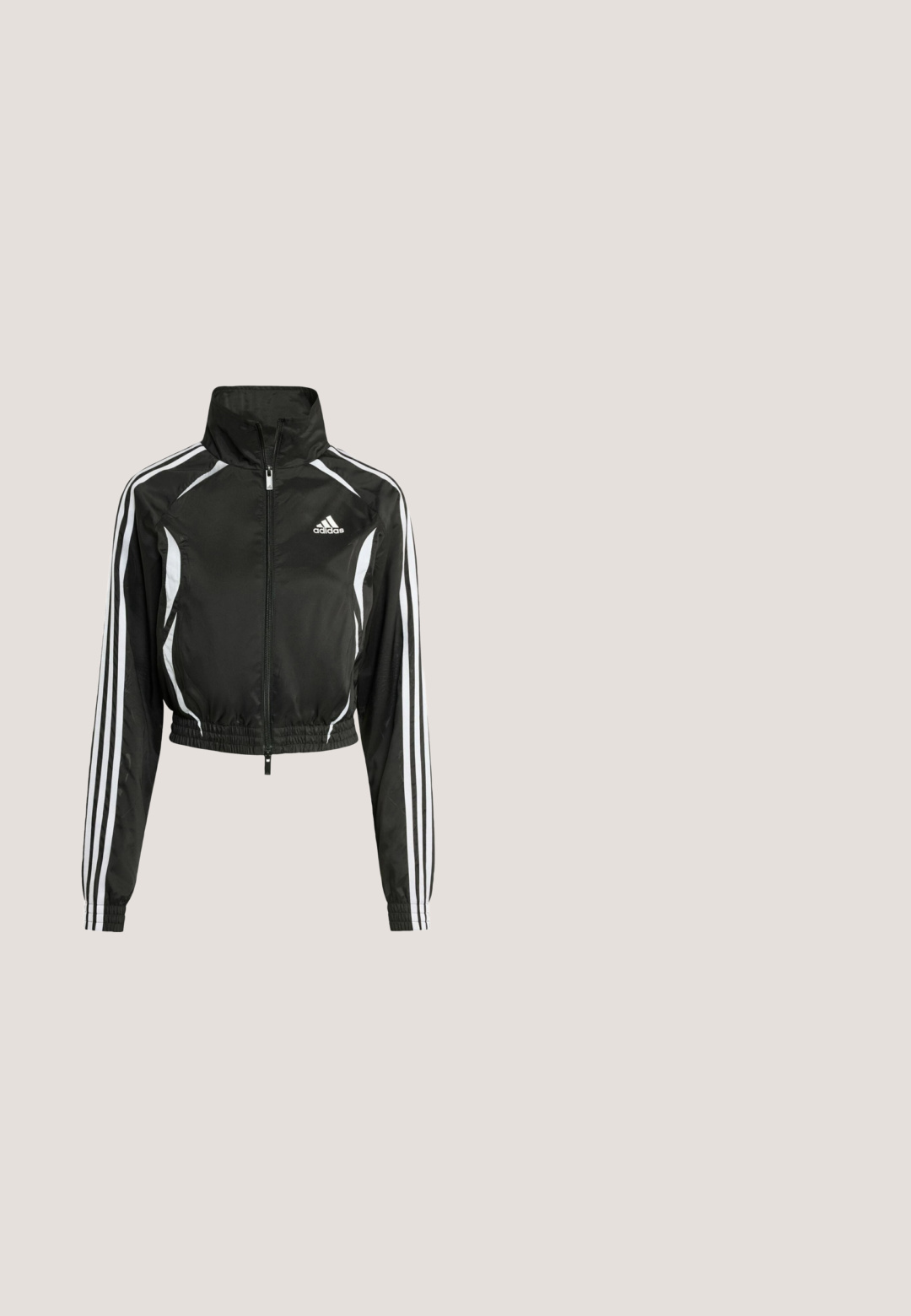 Chaqueta corta negra hecha de un material ligero que presenta un cuello alto, cierre completo, rayas blancas en los laterales y un logo bordado en el pecho.; Sudadera corta negra con bolsillo tipo canguro frontal, cordones ajustables y acentos de tres rayas blancas en las mangas. Presenta un logo.; Top negro de tirantes fabricado en una tela suave con escote en forma de barco, que presenta un pequeño logo blanco de Adidas en el pecho y rayas blancas en los laterales.; Pantalones cortos deportivos negros de talle alto con tres rayas blancas verticales en los laterales y un pequeño logo blanco de Adidas en el muslo izquierdo.; Zapatillas deportivas negras con parte superior texturizada, diseño de tres franjas blancas, suela de goma y acentos blancos en el talón.; Bolso de hombro negro de Adidas con dos asas cortas, correa ajustable con rayas y logo blanco de trébol centrado en el frente.