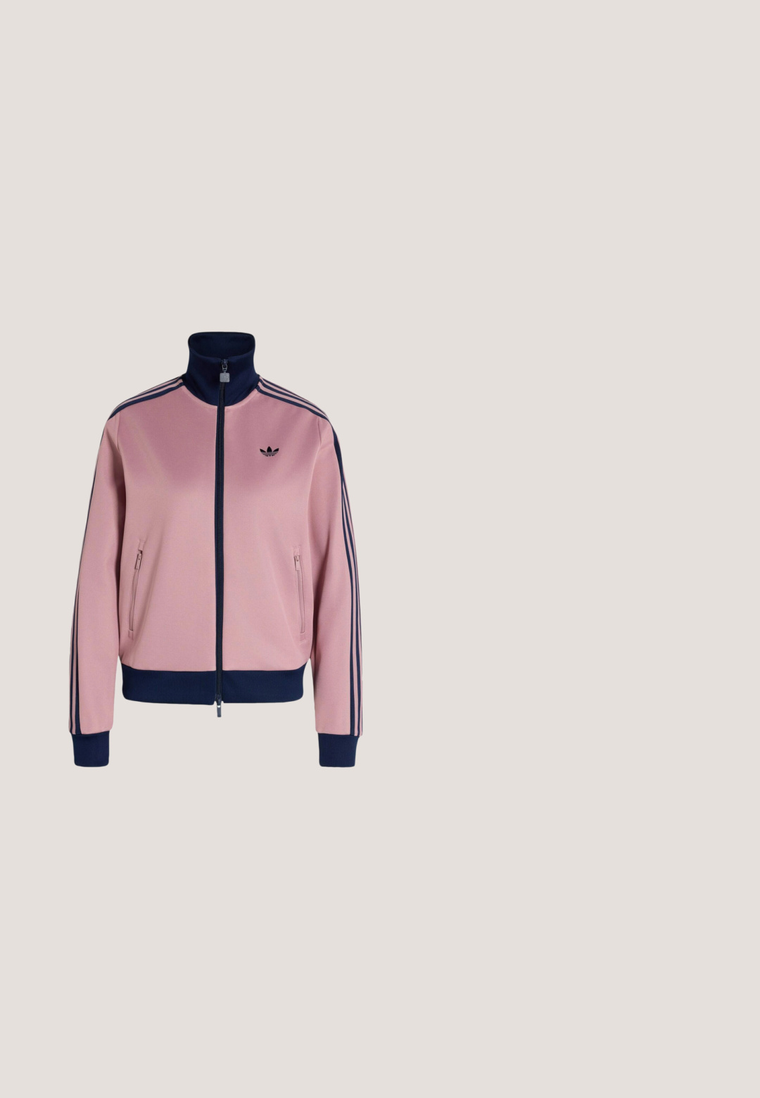 Roze en donkerblauw Adidas trainingsjack met volledige ritssluiting aan de voorkant, hoge kraag, zijzakken met rits en drie donkerblauwe strepen op mouwen en schouders.; Stofroze T-shirt met korte mouwen en een kleine pastelblauwe en roze milkshake afbeelding op de bovenste linkerborst.; Wijdvallende stoffige roze Adidas broek met elastische taille, drie lichtere zijstrepen en een trefoil-logo op het bovenbeen.; Roze canvas schoenen met een zachte textuur, voorzien van een vetersluiting en een ondergrond van gumrubber. Decoratieve accenten en drie strepen aan de zijkant.; Kleine gebogen mauve schoudertas met verstelbare riem en subtiel geperst logo op de voorkant, hoofdvak met rits.; Armband van onregelmatige witte parels met een grote, onregelmatige lavendelblauwe kraal als centraal hangertje en een metalen toggle-sluiting.