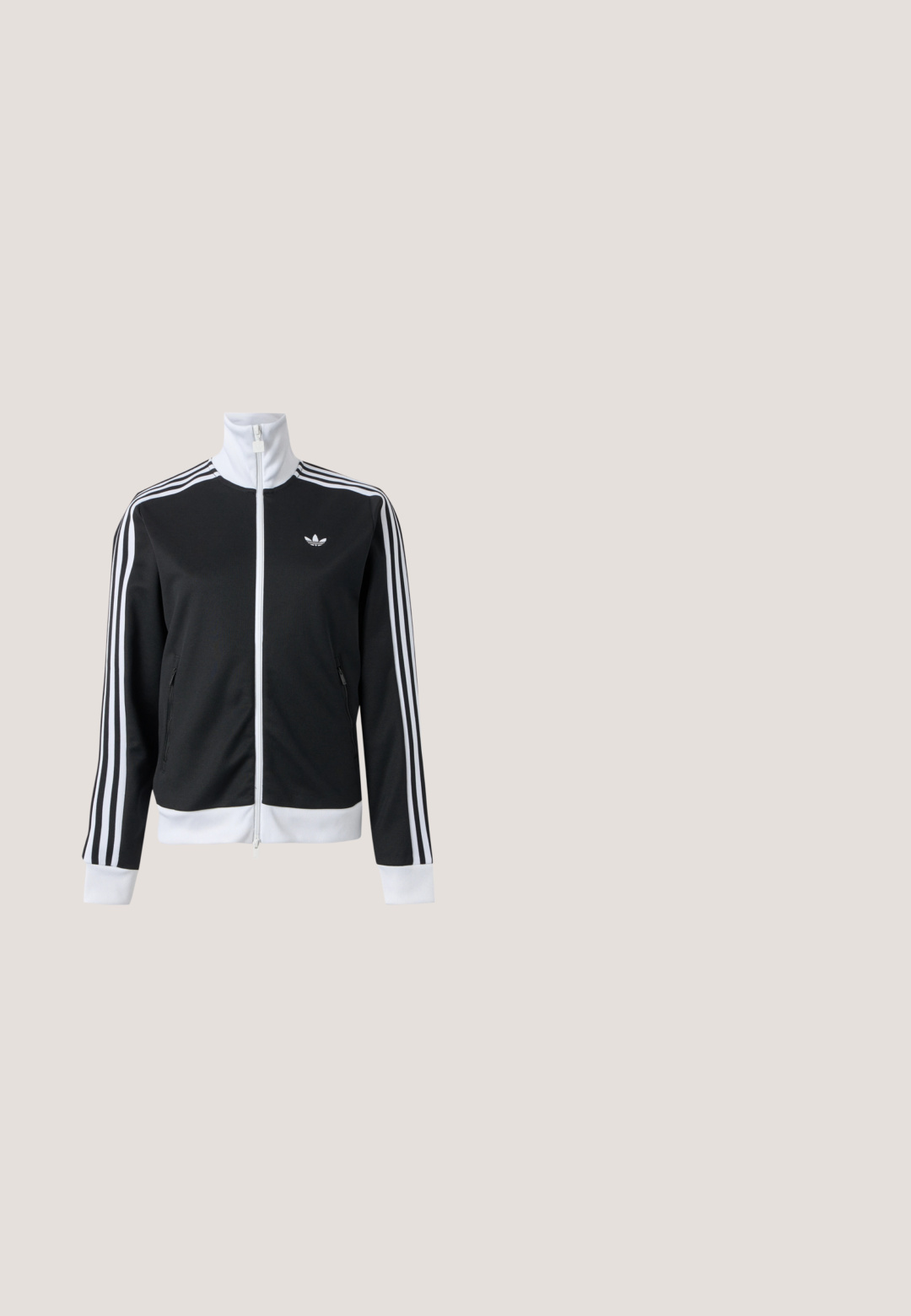 Zwart-wit trainingsjack met volledige ritssluiting aan de voorkant, witte kraag, drie witte strepen op de mouwen en klein logo op de linkerborst.; Witte t-shirt met korte mouwen, voorzien van groene horizontale strepen op de mouwen en een klein geborduurd logo op de borst. Gemaakt van katoen.; Zwarte joggingsbroek gemaakt van zachte stof, met een elastische tailleband, trekkoord en een klein logo op het linkerbeen.; Zwarte sneaker met witte strepen en klittenbandsluitingen, textuur oppervlak en een zool van gum rubber, zijaanzicht op een witte achtergrond.; Donkere grijze schoudertas van getextureerde stof, met een ritssluiting en een geborduurd logo aan de voorkant. Lange, gebogen schouderriem.; Zilverkleurige oorbellen in de vorm van krabben, versierd met groene strasstenen, met een gedetailleerd ontwerp met klauwen en een textuurrijke afwerking.