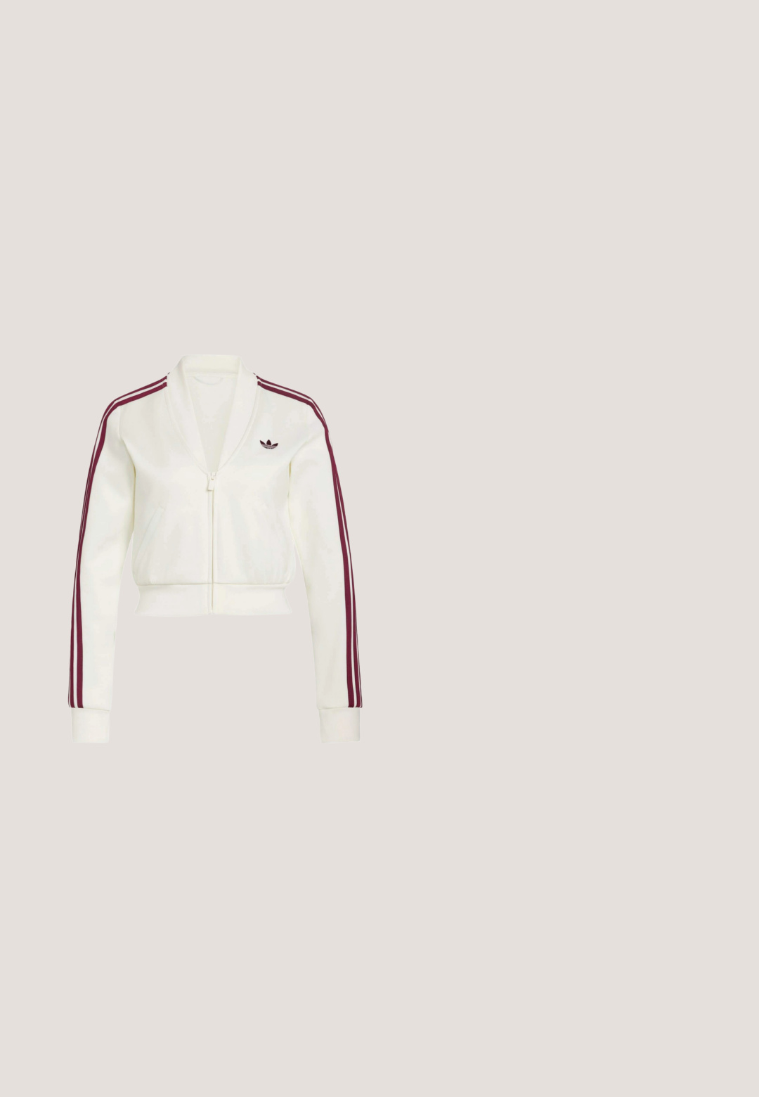Witte cropped jack met ritssluiting, gemaakt van zachte stof met bordeauxrode accentstrepen op de mouwen en een geborduurd logo op de linkerborst. Voorzien van twee zakken.; Rode Adidas T-shirt met korte mouwen, witte strepen op de mouwen, een witte kraag en een Coca-Cola-logo met de tekst "Ice Cold" op de borst.; Rode trainingsbroek met wijd uitlopende pijpen, elastische tailleband, zijzakken met rits, witte strepen aan de zijkanten en een klein wit logo op de linker dij.; Rode suède sportschoenen met witte strepen, vlakke rubberen zool en rode veters. Draag met beige broeken, gepositioneerd op een groene ondergrond.; Rode gewatteerde draagtas met gewatteerde handgrepen en een klein wit label met zwart logo aan de voorkant.; Twee glanzende rode hartvormige objecten naast elkaar geplaatst op een effen witte achtergrond.
