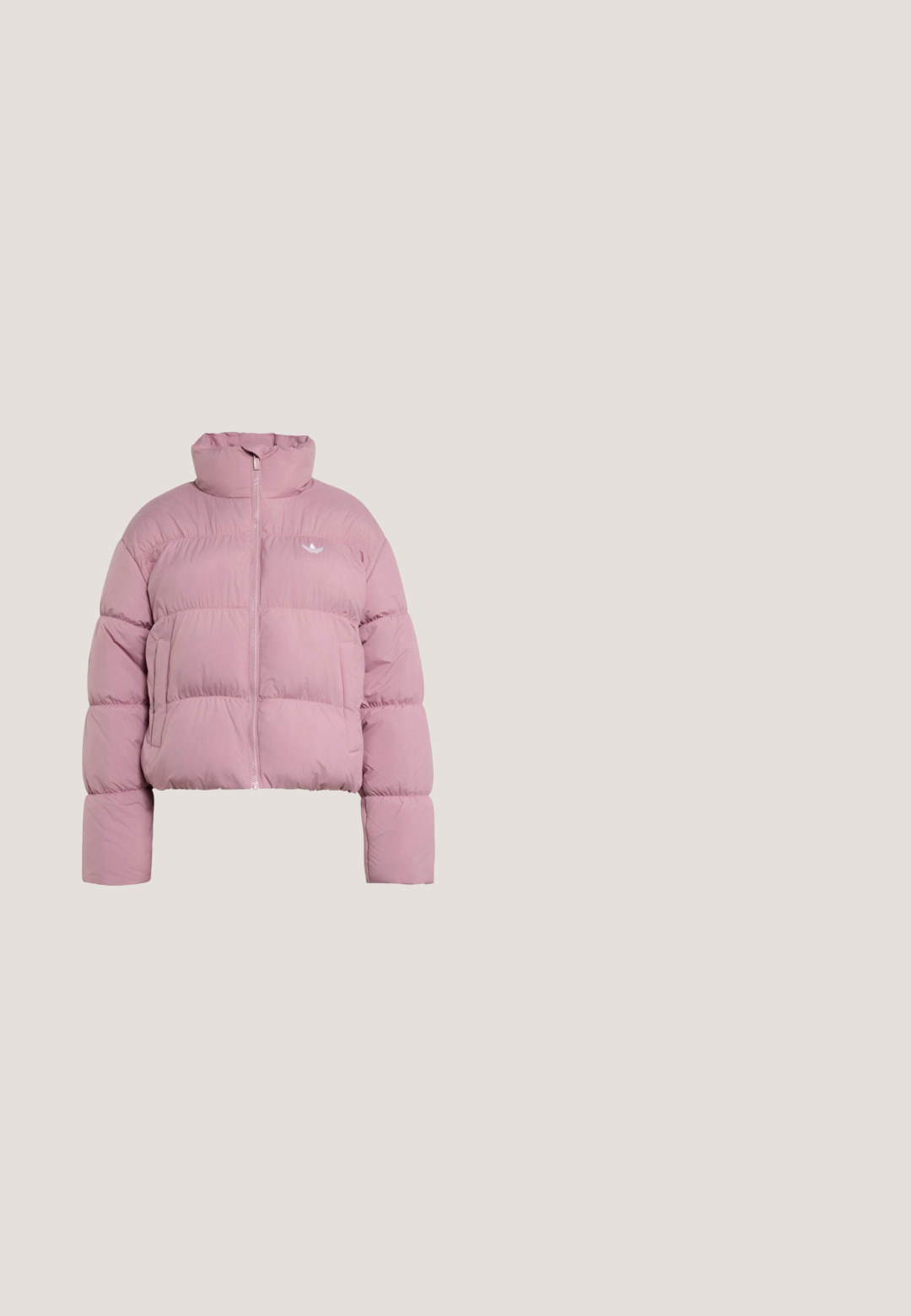 Chaqueta acolchada rosa con cuello alto, cremallera frontal, dos bolsillos laterales y pequeño logo blanco en el pecho.; Camiseta de manga corta color rosa empolvado con un pequeño gráfico de batido en azul pastel y rosa en la parte superior izquierda del pecho.; Shorts deportivos rosas con cintura elástica, detalle de una franja blanca en los lados y un pequeño logo en la parte inferior izquierda delantera. Textura de tela suave.; Zapatilla deportiva rosa y beige con parte superior de malla, detalles plateados, rayas crema, suela acolchada y cámara de aire en el talón, vista lateral derecha.; Bolso pequeño curvado de hombro en color malva con correa ajustable y logo en relieve sutil en el frente, compartimento principal con cremallera.; Collar delicado con pequeñas cuentas en tonos pastel azul, rosa y verde, con un cierre y alargador de cadena dorada.