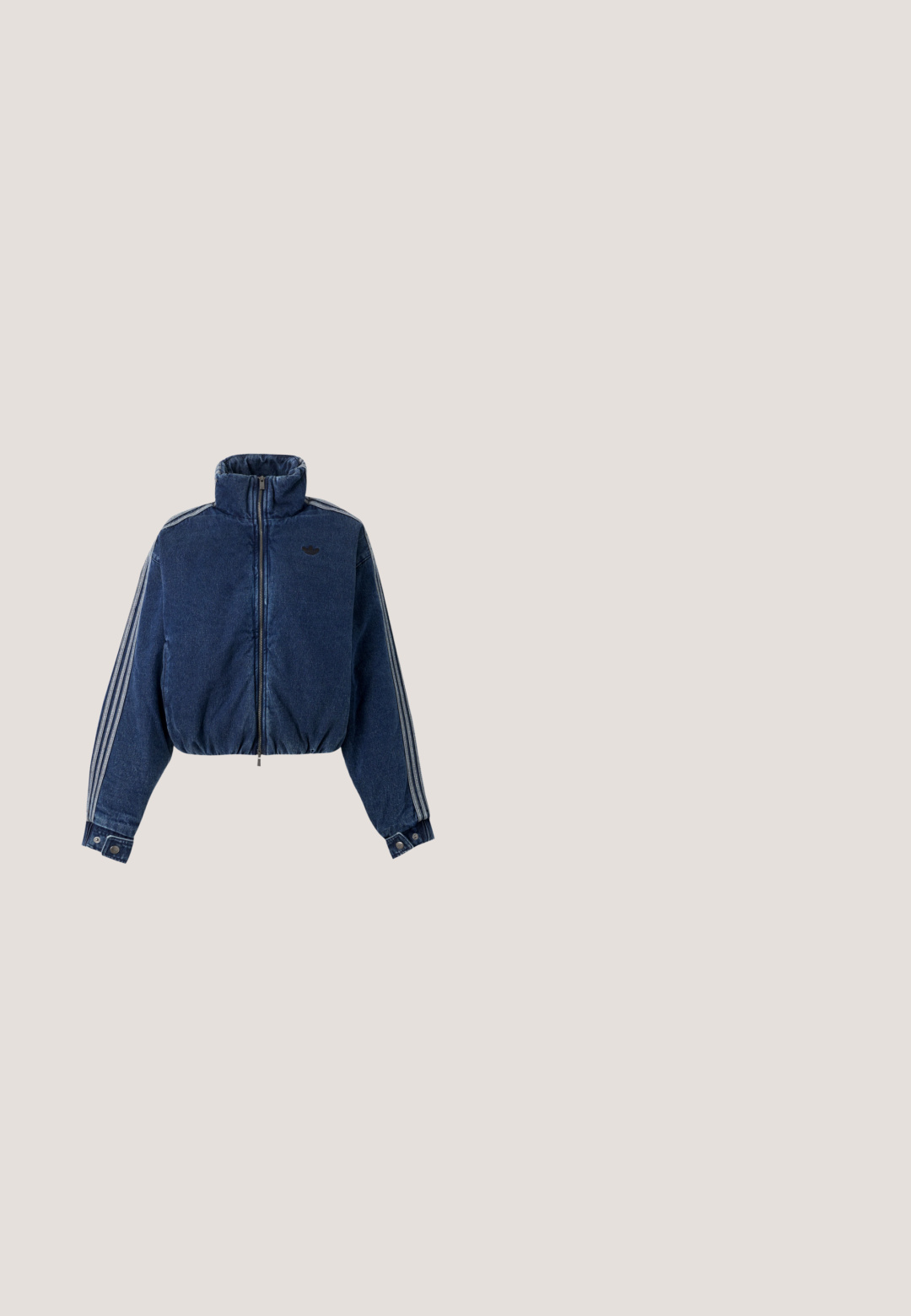 Mørkeblå denimjakke med lynlås, høj krave, elastisk talje, knaplukning ved manchetter og tre syninger langs hver ærme.; Blå bomulds T-shirt med korte ærmer, med hævet tekst "PEPE JEANS LONDON WEST ELEVEN" på tværs af brystet i matchende farve.; Blå straight-leg denimjeans med knap- og lynlåslukning, fem-lomme-design og falmet vask på lår og knæ.; Blå lærreds sneakers med hvide detaljer, rund tå, snørebåndsdesign og en cremefarvet gummisål med "GUESS"-logoet præget på siden.; Blå lærredsnettaske med to blå håndtag, rektangulært design og et lille logoemblem nederst. Glat tekstur.; Sølvkæde armbånd med ovalt vedhæng, der indeholder indlejrede krystaller, samt lås med justerbare led og trekantet mærke.