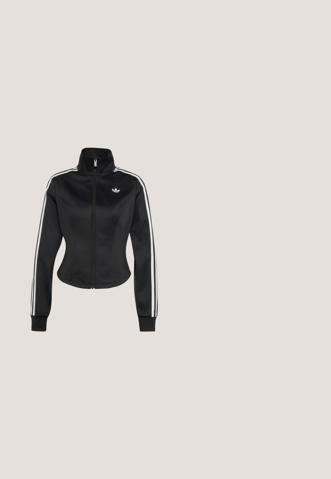 Schwarze eng anliegende Trainingsjacke mit durchgehendem Frontreißverschluss, hohem Kragen, weißen Drei-Streifen-Details an den Ärmeln und weißem Adidas-Trefoil-Logo auf der Brust.; Schwarzes kurzärmeliges Hemd mit weißer Einfassung am Kragen und an den Manschetten, weißen perforierten Streifen entlang der Schultern und Ärmel, kleines Adidas-Logo auf der Brust.; Schwarze Jogginghose mit elastischem Bund, schmal zulaufenden Beinen und weißem Drei-Streifen-Design an den Seiten. Hergestellt aus weichem Material.; Schwarzer Ballettschuh mit Blumenmuster, weißem Drei-Streifen-Design und einem Stoffband zum Wickeln um den Knöchel. Strukturiertes Material und eine flexible braune Sohle.; Schwarze rechteckige Umhängetasche mit Reißverschluss und weißem Adidas-Trefoil-Logo vorne in der Mitte.; Armband aus unregelmäßigen weißen Perlen mit einer großen, unregelmäßigen lavendelblauen Perle als zentralem Anhänger und einem Metall-Toggle-Verschluss.