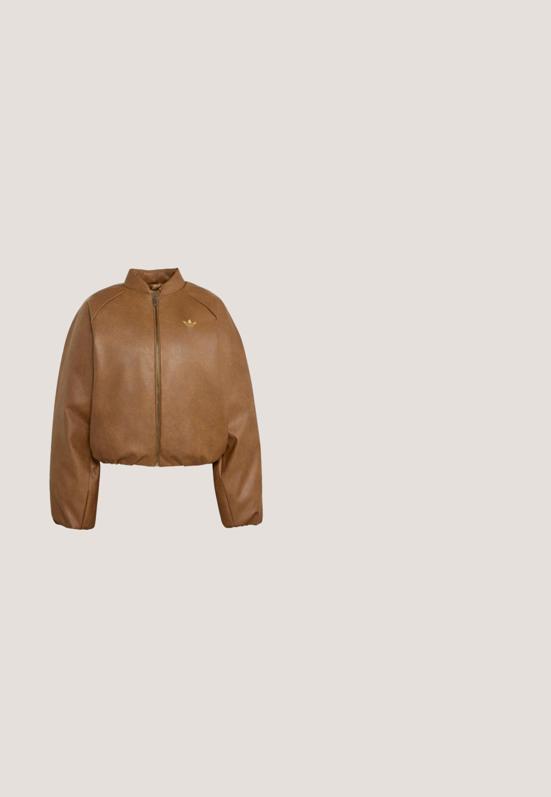 Braune, kurze Bomberjacke mit durchgehendem Frontreißverschluss, elastischen Bündchen und Saum sowie kleinem goldfarbenem Adidas-Logo auf der linken Brustseite.; Creme-gelber, gestrickter Reißverschluss-Pullover mit geripptem hohem Kragen, Chevron-Muster, langen Ärmeln und schwarzem Besatz an Kragen, Bündchen und Saum.; Hellbraunes Kurzarmshirt mit dunkelbraunem Kragen, Ärmelsäumen, drei Streifen auf den Schultern und kleinem Adidas-Logo auf der linken Brust.; Braune Adidas-Sportshorts mit elastischem Bund, Reißverschlusstasche an der Seite, drei weißen Streifen und Logo am linken Bein.; Braune Adidas-Sneaker mit weißen Streifen und Gummisohlen, getragen mit blauen Jeans auf grünem Teppich.; Braune Lackleder-Handtasche mit doppelten Griffen, abnehmbarem Schultergurt, vorderer Reißverschlusstasche und goldfarbene Hardware-Akzente.