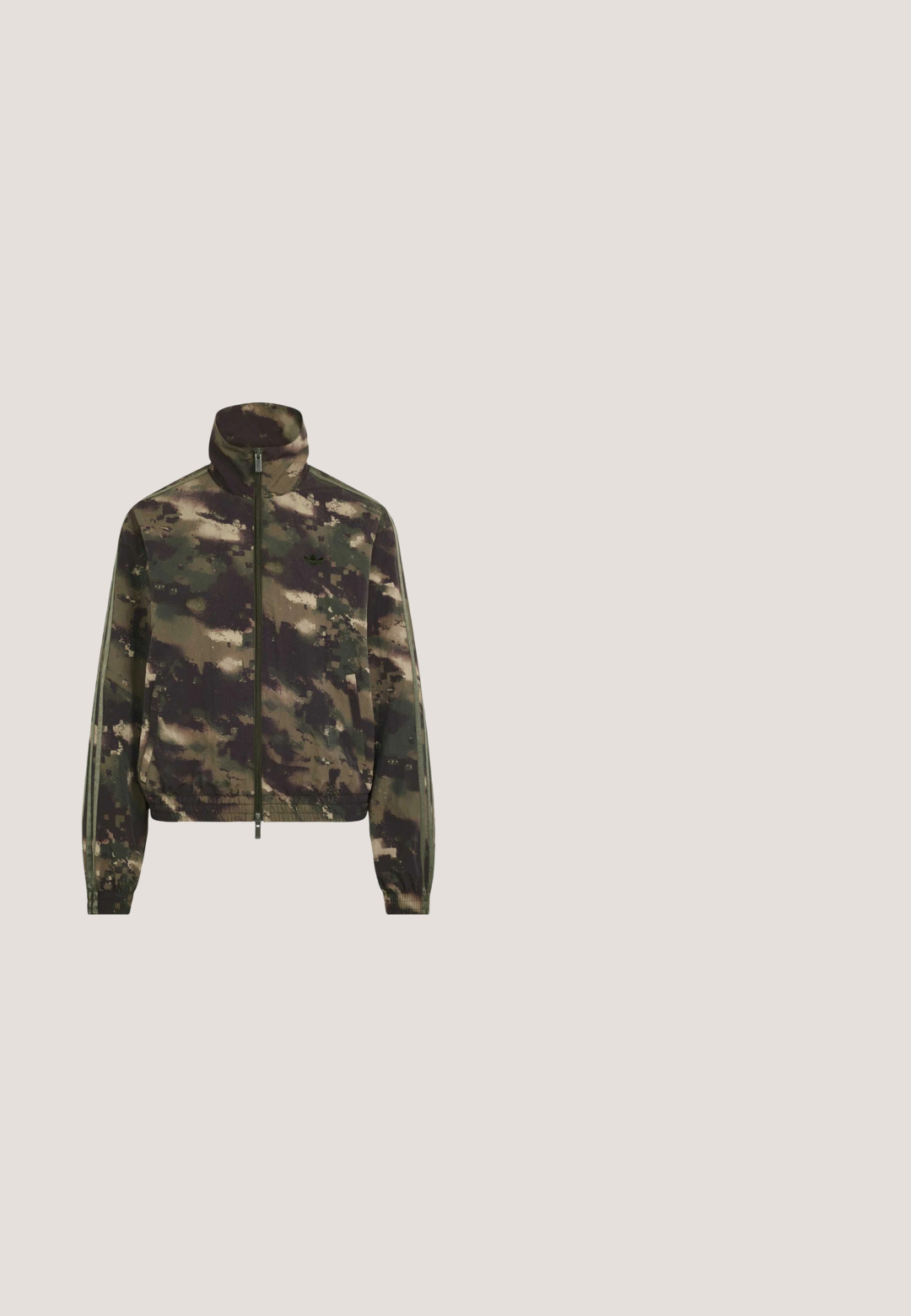 Camouflage ritssluiting jack met hoge kraag, elastische manchetten en zoom en subtiel logo op de linkerborst.; Witte katoenen t-shirt met korte mouwen en een ronde halslijn. Heeft een zwart Adidas-logo op de borst en een contrasterende zwarte binnenkraag.; Losse camouflageprint broek met elastische tailleband, verstelbaar trekkoord, biezen aan de zijkant en elastische boorden bij de enkels.; Zwarte sneakers met een laag profiel, een subtiel bloemenpatroon, zwarte veters, een groene hielband en een gouden logo op de tong en hiel.; Grijze Adidas schoudertas van stof met zwarte verstelbare riem en een voorflap met Adidas-logo.; Zilveren oorknopjes in schelpvorm met textuuraccenten en gladde rondingen, voorzien van een doorzichtige achterkant voor een veilige bevestiging.