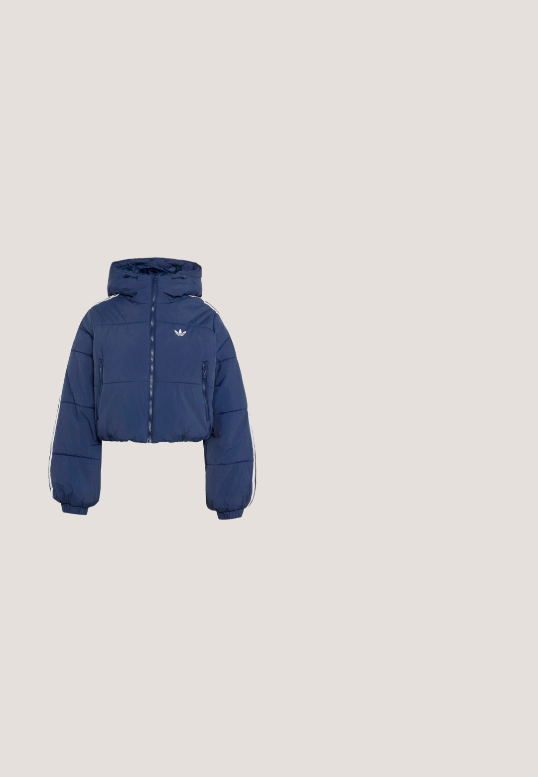 Mørkeblå cropped puff jakke med hætte, fuld lynlås foran, lynlåslommer i siden, elastiske manchetter og hvid Adidas-logo på brystet.; Grå hætte sweatshirt lavet af bomuldsblanding, med en frontlomme, ribbede manchetter og et hvidt logo på brystet.; Hvid T-shirt med korte ærmer med rød krave, ærmekant, striber og Coca-Cola-logo på brystet og nederste side.; Lysegrå Adidas træningsbukser med elastisk talje og manchetter, med tre lilla sidestreger og et lille Adidas trefoil-logo på låret.; Sneakers med sølvfarvet slangeskindsmønster, hvide læderdetaljer, gummisål, tre striber og rund snude. Har snørelukning.; Navyblå Adidas skuldertaske i halvmåneform med korte håndtag, justerbar rem og gyldne lynlåsdetailler.
