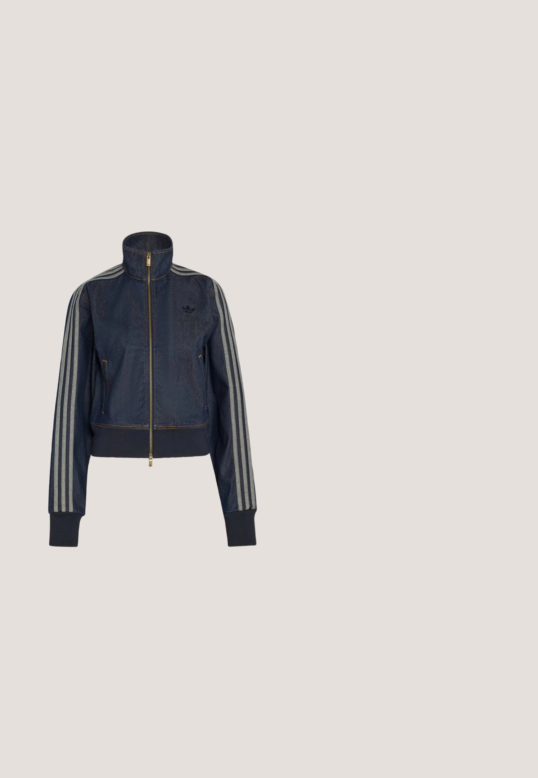 Mørkeblå denim lynlåstrøje med høj krave, rib manchetter og tre grå striber ned ad hver ærme.; Lyseblå polo med korte ærmer, hvid krave, tre knapper, hvide ærmekanter og diskret logo på venstre bryst.; Marineblå atletikshorts med hvide sidelister, elastisk linning, lynlåslomme i siden og Adidas-logo nederst foran.; Blå ruskinds sneakers med kontrasterende marineblå paneler, hvide snørebånd og en tekstureret sort gummisål. Modellnummer "550" vist på siden.; Navyblå Adidas skuldertaske i halvmåneform med korte håndtag, justerbar rem og gyldne lynlåsdetailler.; Sølv kædehalssmykke med hvide perler, der er jævnt fordelt over længden, med et justerbart lås og forlængerkæde til størrelse.