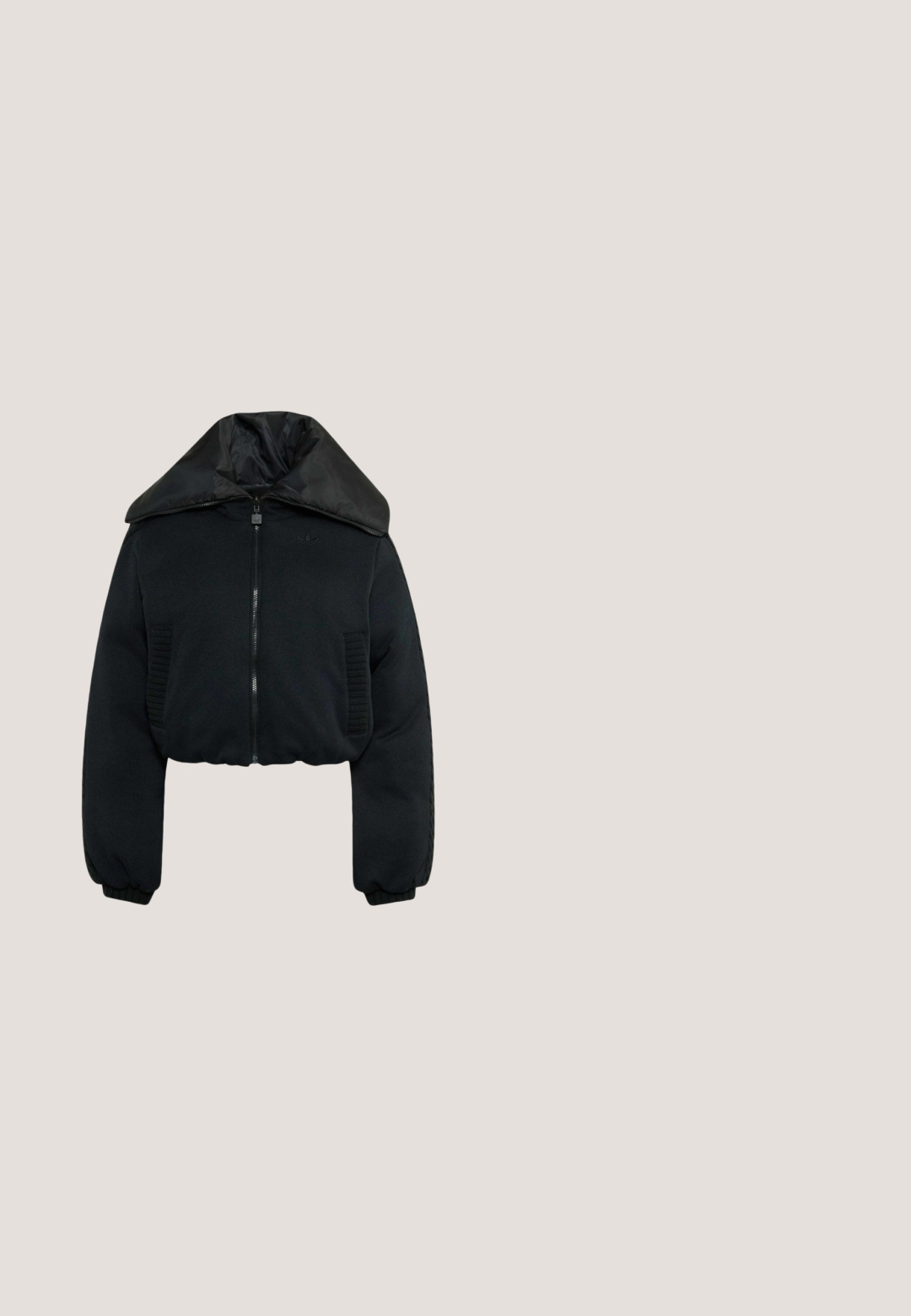 Sort cropped dunjakke med stor polstret hætte, lange ærmer, ribstrikkede manchetter, frontlynlås og sidelommer.; Sort hætte sweatshirt lavet af blødt stof, med en frontkangaroo-lomme og et hvidt Adidas-logo på brystet. Lange ærmer med ribbede manchetter.; Sort langærmet crop top lavet af ribbet stof med en rund halsudskæring; har et hvidt Adidas-logo centreret på brystet.; Sorte højtaljerede leggings, lavet af strækbart stof, med en glat tekstur og en tætsiddende design uden synlige sømme eller mønstre.; Sorte sportssko med en struktureret overdel, hvidt tre-stribe-design, gummiydersål og kontrasterende hvide detaljer på hælen.; Sort skuldertaske i halvmåneform med justerbar rem og diskret præget Adidas-logo foran.