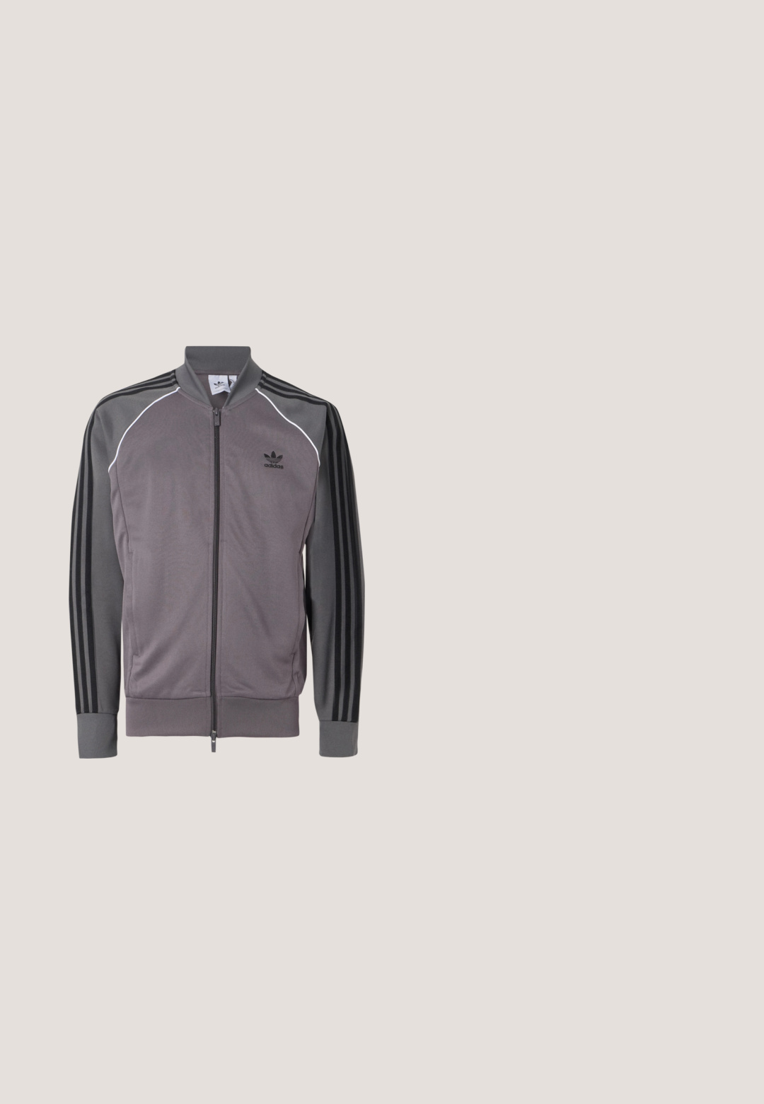 Grå atletisk jakke med lynlås foran, sort tre-stribet design på ærmerne, ribbede manchetter og krave. Har hvid piping langs sømmene.; Grå t-shirt med sorte accenter, med rund hals og korte ærmer. Tre sorte striber på skuldrene, lille logo på brystet.; Marineblå Adidas træningsshorts med hvid kant og tre hvide striber på hver side, elastisk talje.; Sort vanntæt gummistøvle med justerbar spænde, struktureret overflade, let buet form og en robust sål for godt greb.; Sort duffelbag med et tekstureret geometrisk mønster, dobbelt lynlåslukning og justerbare stropper. Pyntet med robuste hardware-detaljer.; Sølvhalskæde med tre vedhæng: et tastatur, en ske og hovedtelefoner på en tynd kæde mod en hvid baggrund.