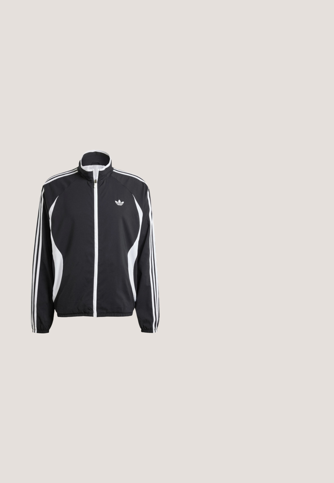 Sort zip-jakke med hvide detaljer, der har tre hvide striber langs hver ærme og et lille hvidt logo på brystet. Letvægtsmateriale.; Sort kortærmet Adidas T-shirt med rund hals, diskret mærkelogo på brystet og syninger langs skuldre og sider.; Sorte atletikshorts med elastisk linning, lynlåslommer i siden og diskret Adidas-logo på venstre ben.; Sort vanntæt gummistøvle med justerbar spænde, struktureret overflade, let buet form og en robust sål for godt greb.; Sorte solbriller med overdimensionerede firkantede rammer. Linserne er mørkelilla, og stellet har et elegant design med en let kurvatur. To-tonet finish.; Sort læder weekendtaske med dobbelte topgreb og aftagelig skulderrem, vist mod en enkel lys baggrund.