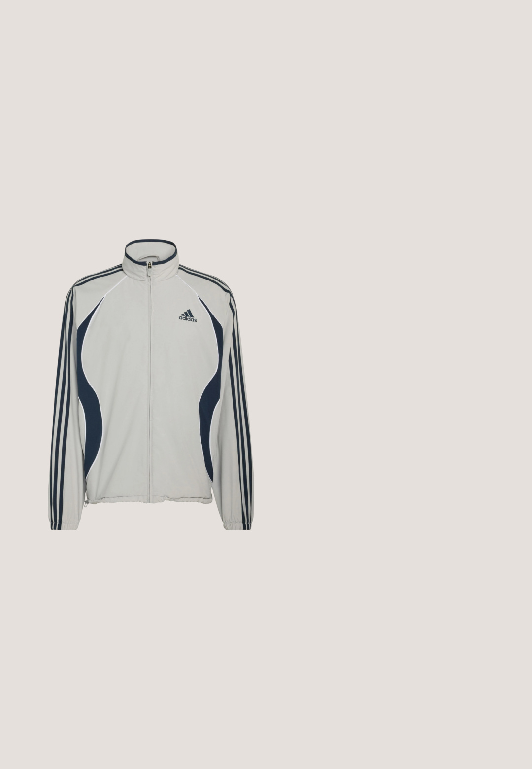 Lichtgrijs jack met rits en marineblauwe accenten, met drie gestreepte mouwen en een Adidas-logo op de bovenkant links. Gladde stoftextuur.; Zwart sportshirt met korte mouwen en grijze accenten, gemaakt van rekbare stof. Bevat een Adidas-logo op de linkerborst en Techfit-branding.; Heren short met elastische taille, gladde stof met een verloop van donkergrijs naar lichtgrijs, klein logo bij de onderzoom aan het rechterbeen.; Zwarte sportieve schoenen met een lichtgewicht ontwerp, voorzien van drie opvallende grijze strepen, een gladde textuur en een gevormde zool.; adidas Performance PRO - Zonnebril - matte black-brown; Zwarte handschoenen met een stijlvolle uitstraling, voorzien van een ritszak, een tekstuurtip voor de duim voor touchscreengebruik, en een zachte stoffen afwerking.