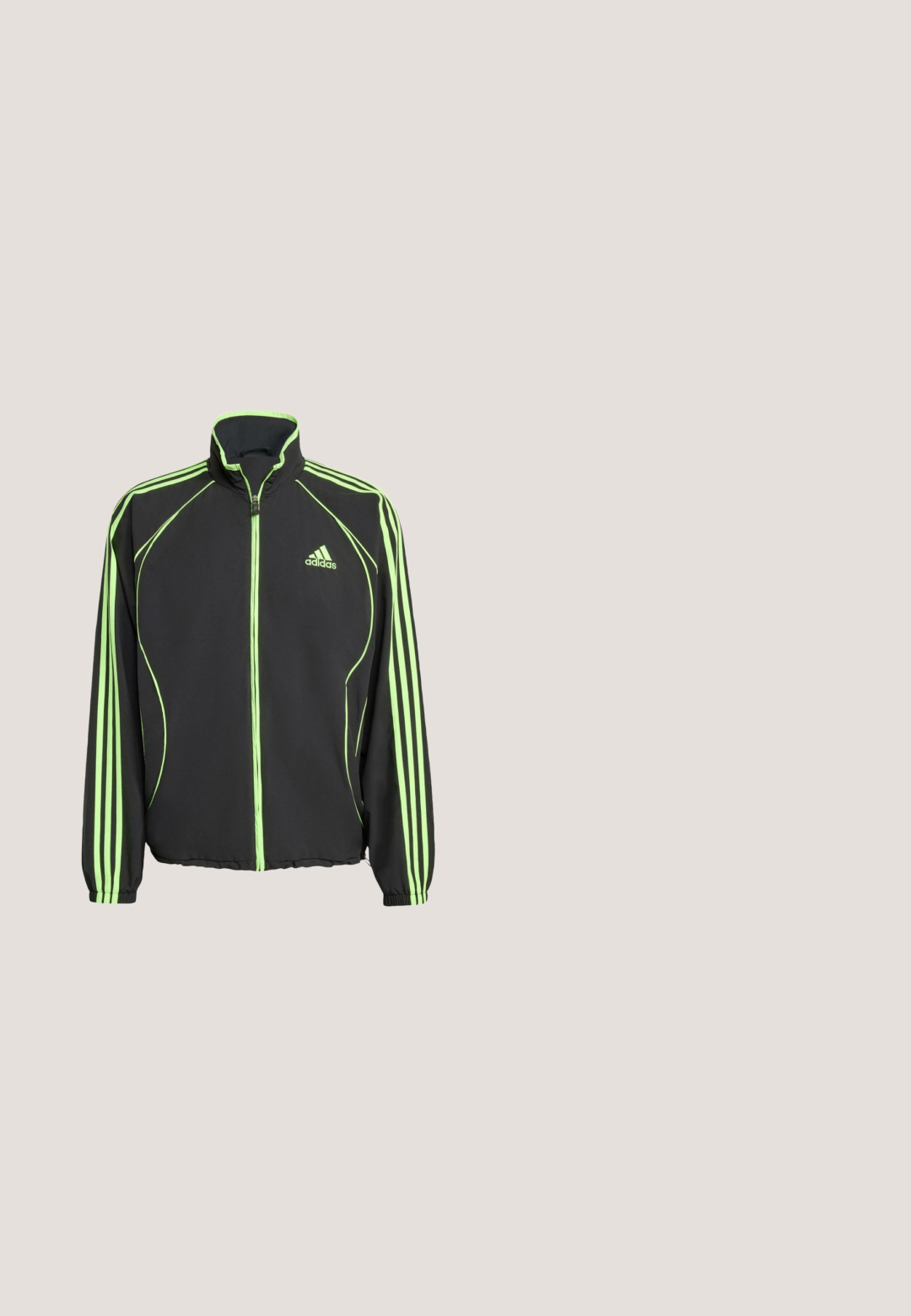 Sort atletisk jakke med grønne detaljer, der har en høj krave, frontlynlås og tre lodrette striber på hver ærme.; Grøn bomulds t-shirt med rund hals og korte ærmer. Har et sort Adidas-logo på venstre bryst. Klassisk pasform og glat tekstur.; Sorte Adidas sportbukser med neongrønne buede linjer og tre striber på siderne, elastisk livrem og Adidas-logo på forsiden af låret.; Hvid løbesko med tre store sorte striber på siden og en tyk buet sål mærket Lightstrike Pro.; Sorte rektangulære solbriller med brune linser; plastisk stel med strukturerede arme og Adidas-logo på stang.; Sort flettet stofbælte med sølv metalspænde og sorte læderaccenter placeret på en hvid overflade.