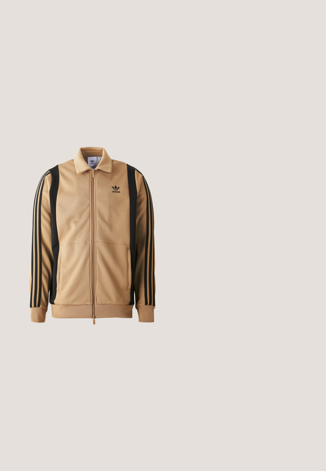 Tan zippered træningsjakke lavet af tekstureret stof, med sorte vertikale striber på ærmerne og et Adidas-logo på brystet.; Grøn uldblandings sweater med rund hals, ribbede manchetter og kant, samt en blød, struktureret finish. Klassisk, afslappet pasform med sænkede skuldre.; Beige oversized t-shirt med overlappende AC/DC-logoer med et lyn og teksten "LET THERE BE ROCK" under designet.; Beige bomulds chinos med lige ben-design, der har to frontlommer, en baglomme og en knaplukning. Glat tekstur.; Hvid sneakers med en glat overdel i læder, gummisål og en kontrastfuld sort detalje ved hælen. Har ton-i-ton syninger og perforeringer.; Brun lynlås-pung med en afrundet form, der har en tekstureret overflade, sort hardware og et lille logo-merke på forsiden.