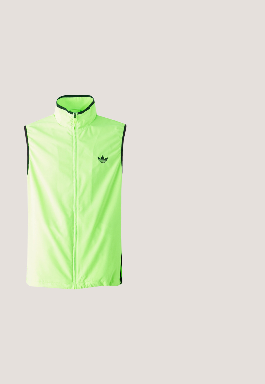 Chaleco atlético sin mangas de color verde neón con cremallera frontal, cuello alto y detalles en negro, que presenta un pequeño logo negro en el lado izquierdo del pecho.; Camiseta Adidas verde y negra con cuello en V, mangas largas, textura de malla y un audaz logo blanco en el pecho con detalles a rayas.; Pantalones cortos deportivos morados con patrones abstractos plateados, cinturilla elástica, ribetes laterales y logo de Adidas en la parte inferior de la pierna derecha.; Zapatilla Adidas Spezial azul claro con rayas azul marino y suela de goma, mostrada en el aire sobre escalones de hormigón en un entorno exterior neutral.; Gafas de sol con una gran lente negra y un brillante marco amarillo. Diseño angular con un distintivo doble puente y patillas finas.; Bolsa de deporte negra con un patrón geométrico texturizado, cierre de doble cremallera y correas ajustables. Detalles de hardware resistente.