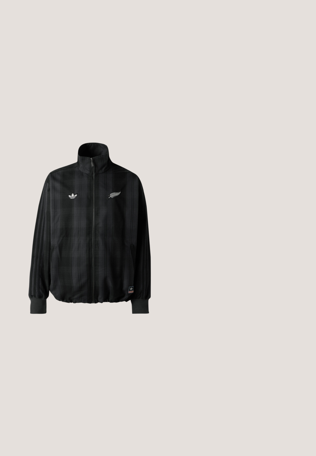 Schwarze karierte Zip-Jacke mit hohem Kragen, mit weißen gestickten Logos, elastischen Bündchen und Saum, hergestellt aus glattem, leichtem Material.; Schwarzer Kapuzenpullover aus Baumwolle mit einer Fronttasche, weißem drei-Streifen-Design an den Ärmeln und kleinem weißen Logo auf der Brust.; Schwarzes Baumwoll-T-Shirt mit kurzen Ärmeln, ausgestattet mit einem Rundhalsausschnitt und einem weißen Adidas-Logo mit "SPORT DESIGN STUDIO" in Gold. Glatte Textur.; Schwarze Jogginghosen mit elastischem Bund, geradem Schnitt, seitlichen Reißverschlussakzenten und weißen Streifen an den Seiten. Glatte Textur.; Schwarzer Adidas Spezial Sneaker mit blauen und pinken Streifen, der über einer strukturierten grauen Betonoberfläche mit Schatten darunter schwebt.; Schwarze Sonnenbrille mit einem geschwungenen Rahmen und dunklen Gläsern. Sie verfügt über eine matte Oberfläche und den Markennamen "ARNETTE" an der Seite.