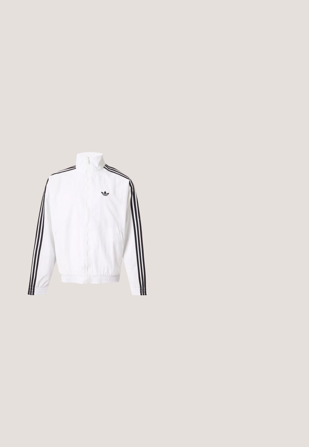 Valkoinen vetoketjullinen takki, jossa mustat raidat hihoissa ja musta Adidas-logo vasemmassa rinnassa.; Mustapaita, jossa on huppu, valmistettu pehmeästä kankaasta. Takissa on etutasku, pitkät hihat, ribbaustekniikalla viimeistellyt hihansuut ja hillitty logo rinnassa.; Valkoinen pitkähihainen pyöreäkauluspaita, jossa vasemmassa rinnassa pieni musta Adidas trefoil -logo, yksinkertainen design, resorireunukset.; Mustat hupparit, joissa on joustava vyötärö, valkoisilla sivuraidoilla ja rento istuvuus. Valmistettu pehmeästä, venyvästä kankaasta.; Valkoiset nahkakengät, joissa on sileä pinta, pyöreä kärki, litteät nauhat ja teksturoitu pohja. Harmaa mokkanahka korostaa kantapäätä.; Mustat metalliset aurinkolasit, joissa on ohuet kehykset, pitkänomaiset oranssinsävyiset linssit ja hienovarainen brändäys varsissa.