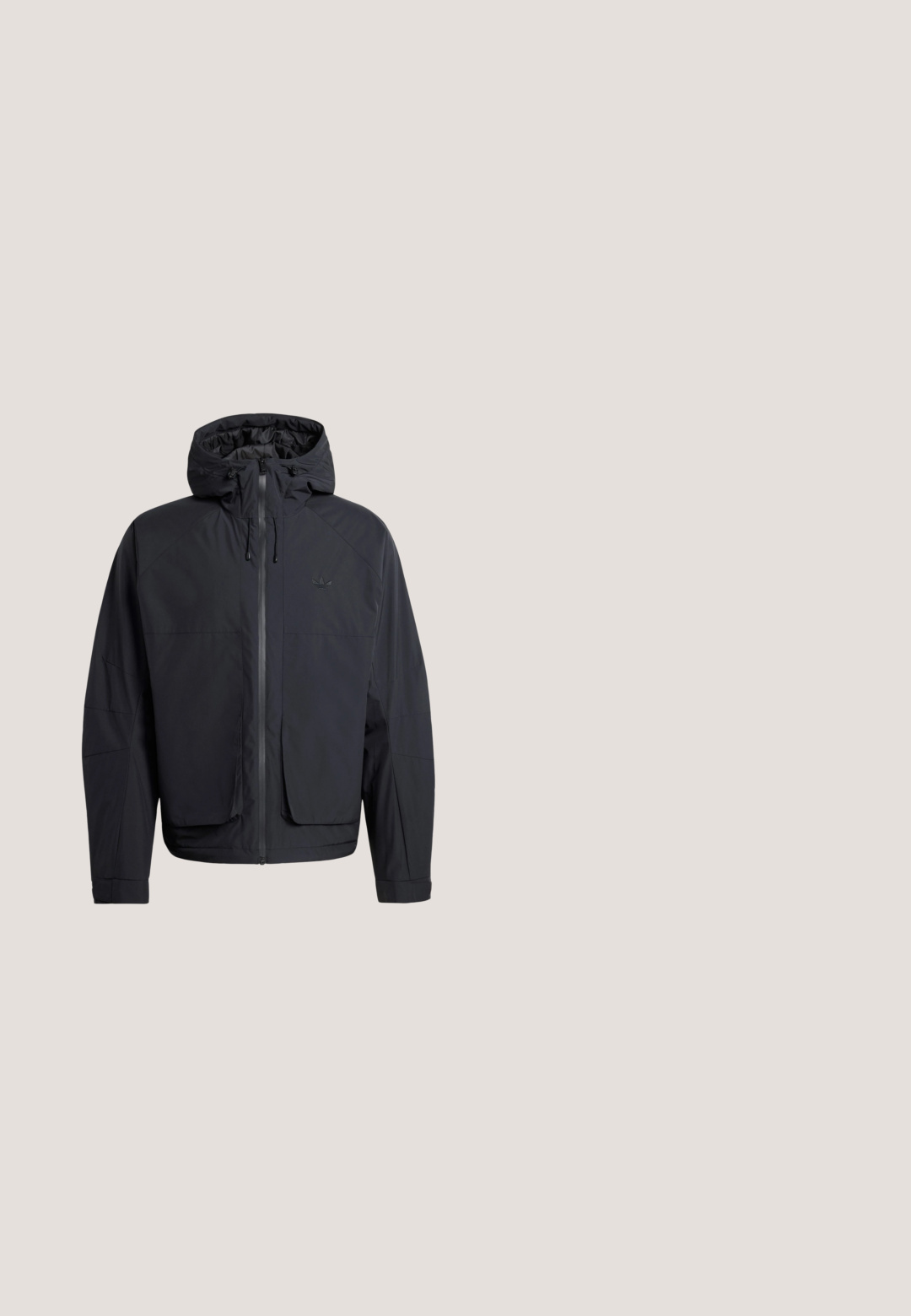 Sort vindtæt jakke med hætte, med lodret lynlås, elastiske ærmegab og to forlommer foran. Glat, letvægtsstof med logo.; Sort zip-up jakke med hætte, lavet af glat, strækbart materiale. Har lange ærmer og lynlåslommer på siderne.; Sort kortærmet træningsskjorte med grå detaljer, lavet af elastisk stof. Har et Adidas-logo på venstre bryst og Techfit-branding.; Sorte sweatpants med elastisk talje og snor. Har cargo-lommer på siden og elastiske manchetter ved anklerne.; Sort sneaker med lav profil, mesh-overdel, snørelukning og fleksibel gummisål vist fra siden mod hvid baggrund.; Sort trekantet crossbodytaske med frontlomme med lynlås med Calvin Klein-logo og justerbar rem.