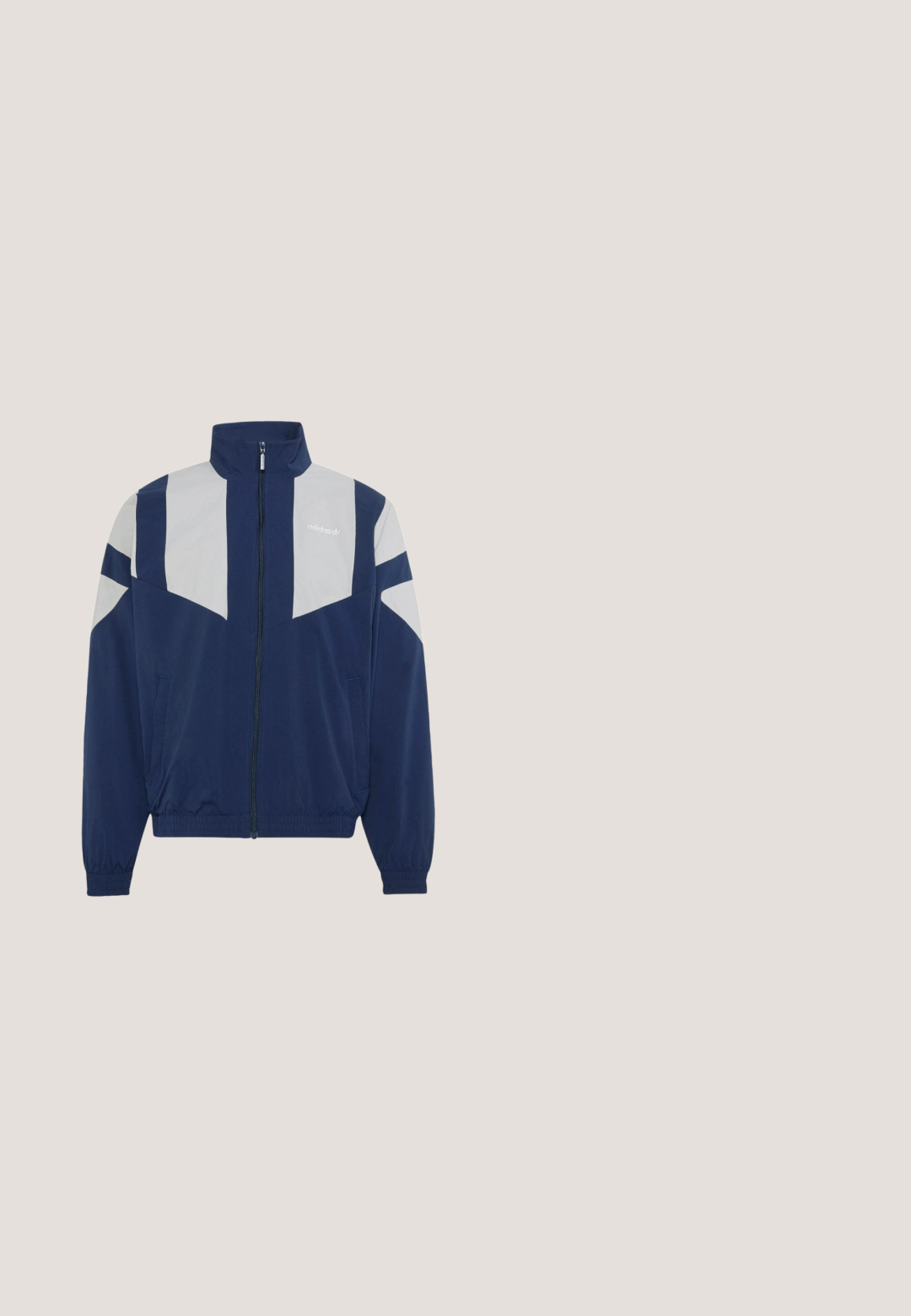 Marineblaue und hellgraue Adidas Trainingsjacke mit durchgehendem Frontreißverschluss, hohem Kragen, elastischen Bündchen und Adidas-Logo auf der linken Brust.; Marineblaue Baumwoll-T-Shirt mit kurzen Ärmeln, Rundhalsausschnitt und weißem Adidas-Logo auf der linken Brust. Glatte Textur, klassischer Schnitt.; Blaue hohe, weite Jeans mit Fronttaschen, Gürtelschlaufen, Knopfverschluss und kleinem Adidas-Logo am rechten Oberschenkel.; Ein einzelner dunkelblauer Gummiregenstiefel mit strukturierter Sohle und einfachem Design, seitlich auf weißem Hintergrund gesehen.; Überdimensionale Sonnenbrille mit einem schwarzen und goldenen Metallrahmen; Verlaufsgläser in Blau; kantiges Design; minimales Branding an den Bügeln.; Marineblaue rechteckige Crossbody-Tasche mit zwei Reißverschlussfächern und einem silbernen, dreieckigen Guess-Logo auf der vorderen Tasche.
