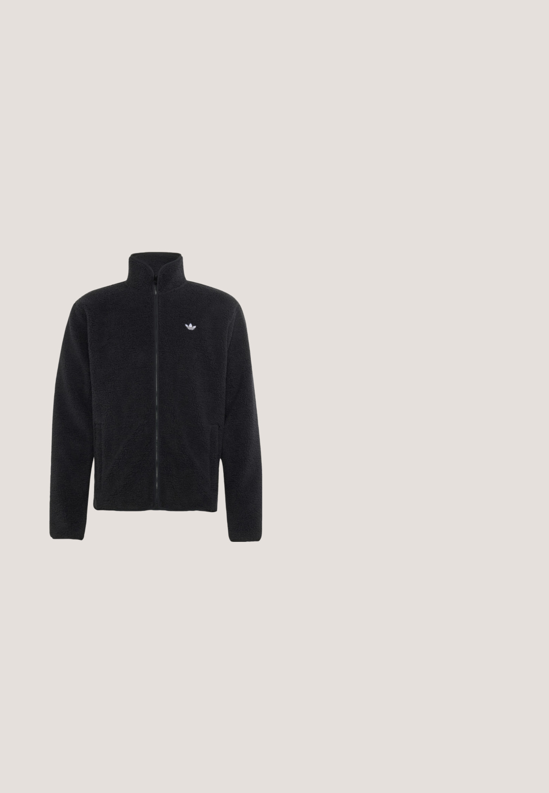 Sort fleecejakke med lynlås hele vejen, lange ærmer, høj krave, forlommer og et lille hvidt Adidas trefoil-logo på brystet.; Sort t-shirt med hvid krave og ærmekanter, der har tre hvide vandrette striber på hver skulder og et lille hvidt Adidas-logo.; Sorte atletikshorts lavet af glat materiale med et hvidt tre-stribet design på siderne og en lille logo på nederste venstre side.; Sorte gummistøvler med lav hæl, rund tå og en sølv spændeaccent. Har en tekstureret sål for godt fodfæste.; Sorte rektangulære solbriller med smalle rosa-tonede linser, der hviler på en hvid overflade.; Sort nylonpose med en struktureret overflade, der har en central rem og lynlås. Den har diskrete, blanke accenter på forsiden.