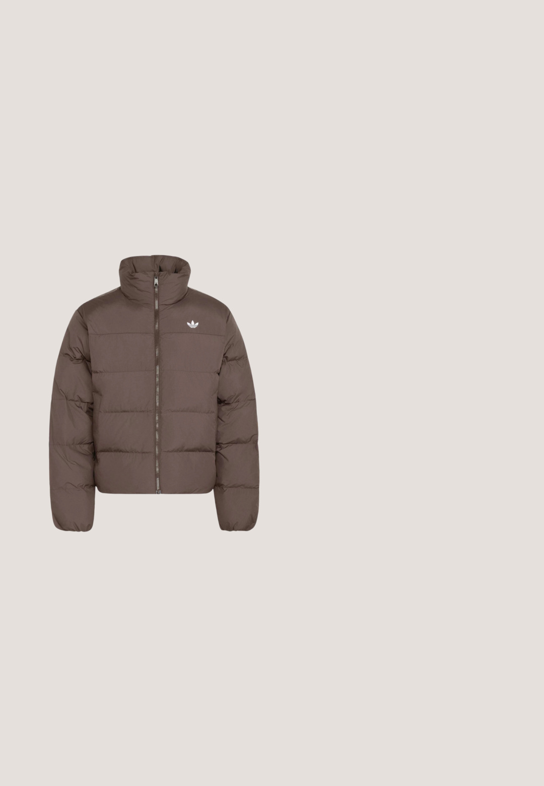 Braune gesteppte Jacke mit hohem Kragen, Frontreißverschluss, langen Ärmeln und kleinem weißen Adidas-Logo auf der linken Brust.; Olivgrüner Pullover mit Rundhalsausschnitt, gerippten Bündchen und Saum. Verfügt über ein besticktes Logo und einen Patch mit roten Akzenten. Glatte Textur.; Olivgrünes T-Shirt mit horizontalen Streifen in Beige, Weiß und Hellbraun. Kurze Ärmel, Rundhalsausschnitt und ein kleines Logo am Saum.; adidas Originals PREMIUM ESSENTIALS RETRO WASHED OPEN HEM  - Jogginghose - aurora coffee; Braune Gummiregenstiefel mit texturiertem Finish, runder Zehenpartie und kontrastierender, sandfarbener Außensohle. Verfügt über ein Markenpatch auf der Oberseite.; Braune Stoff-Crossbody-Tasche mit zwei Reißverschlusstaschen, verstellbaren Riemen und einem Logopatch auf der Vorderseite. Glatte Textur, rechteckige Form.