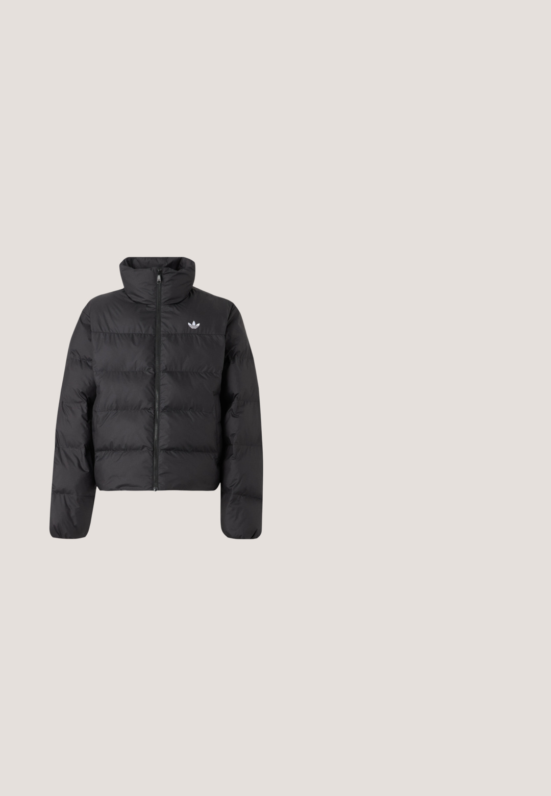 Sort polstret jakke med høj krave, frontlynlås, lange ærmer og lille hvid Adidas-logo på brystet.; Sort sweatshirt med hvidt tre-stribe design langs ærmerne og lille hvidt logo på brystet. Fremstillet af blødt materiale med ribstrikkede manchetter.; Sort langærmet polo skjorte med hvid krave og tre hvide striber langs ærmerne; har et broderet Adidas-logo på brystet.; Sorte manchesterbukser med elastisk talje, snøre, sidelomme med cargo, diskret Adidas-logo og tofargede sidelister.; Hvid sneaker med sorte striber, grå ruskindstæt, gummisål og sort hælkappe med et lavprofil design.; Sorte plastik solbriller med brede stel, mørkt tonede linser og buede kanter. Har "ARNETTE" branding på stængerne.