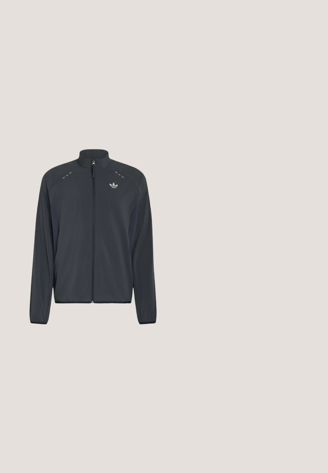 Zwarte Adidas jas met rits, lange mouwen, opstaande kraag, reflecterende details op de schouders en Adidas trefoil-logo op de borst.; Zwarte katoenen t-shirt met korte raglanmouwen, voorzien van een subtiele geperste logo op de borst en een gladde textuur.; Zwarte sportbroek gemaakt van lichtgewicht materiaal, voorzien van een elastische tailleband en een klein reliëflogo op het bovenste gedeelte van het linkerbeen.; Zwarte lage sneaker met mesh bovenwerk, vetersluiting en flexibele rubberen zool, zijaanzicht op witte achtergrond.; Zwarte roll-top rugzak met een voorflapvak, een verticale ritssluiting aan de zijkant en een centrale gesp sluiting.; Zilveren roestvrijstalen horloge met een witte gestructureerde wijzerplaat, zwarte lederen band en blauwe sub-dial. Bevat markeringen en wijzers voor uur en minuut.