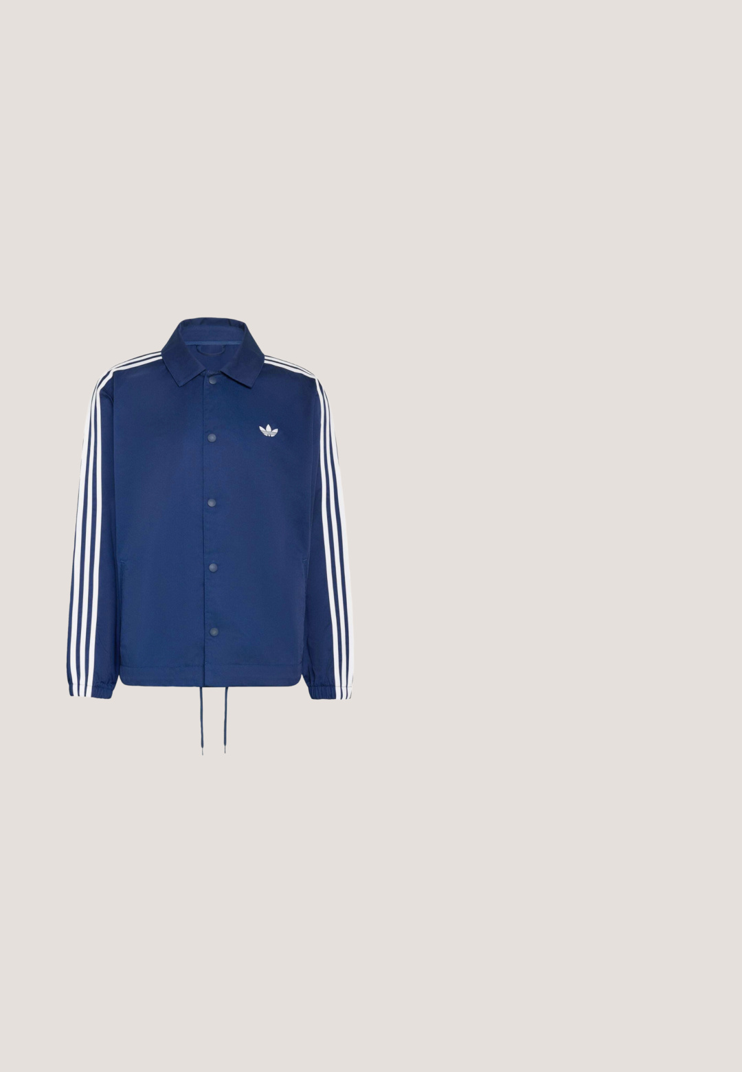 Donkerblauwe Adidas-jas met witte drie strepen op de mouwen, drukknoopsluiting aan de voorkant, elastische manchetten, trekkoordzoom en klein logo op de borst.; Marineblauwe hoodie van zacht, gestructureerd stof. Voorzien van een buidelzak aan de voorkant, een capuchon met trekkoord en een wit logo op de borst. Eenvoudig ontwerp.; Marineblauw Adidas T-shirt met korte mouwen, witte bies aan kraag en mouwen, witte drie strepen op de schouders en Adidas trefoil-logo op de borst.; Navyblauwe sportbroek met een gestructureerde afwerking, elastische tailleband en witte zijkstrepen. Heeft een rechte snit en geen zakken.; Zwarte Adidas-sneaker met witte strepen, blauwe veters en een gumzool die boven een grijze betonnen trede zweeft in zacht licht.; Felblauwe zachte stoffen draagtas met een zwart-wit koord schouderband tegen een effen lichte achtergrond.