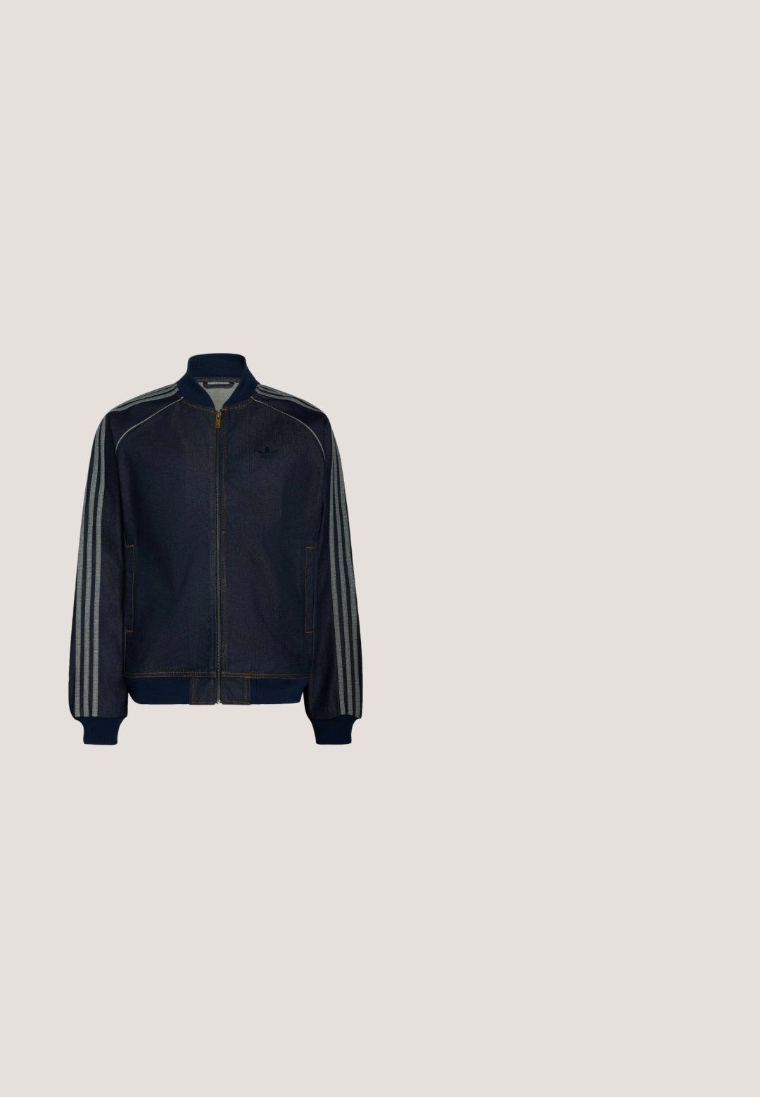 Chaqueta deportiva azul oscuro con cremallera, con cuello y puños acanalados, con tres franjas gris claro a lo largo de cada manga.; Sudadera gris claro de manga larga con tres rayas azules oscuras en las mangas y pequeño logo negro de Adidas trefoil en el pecho izquierdo.; Polo azul marino de manga corta con cuello, tapeta de dos botones, rayas gris claro en los hombros y las mangas, y logo de Adidas en el pecho.; Vaqueros de mezclilla anchos de talle alto en azul, con bolsillos frontales, presillas para cinturón, cierre de botón y pequeño logo de Adidas en el muslo derecho.; Zapatilla Adidas Spezial azul con suela de goma, cordones atados, suspendida sobre una superficie de piedra lisa cerca de una pared de hormigón gris.; Gafas de sol negras rectangulares con lentes tintadas de azul, vista en ángulo sobre fondo blanco.