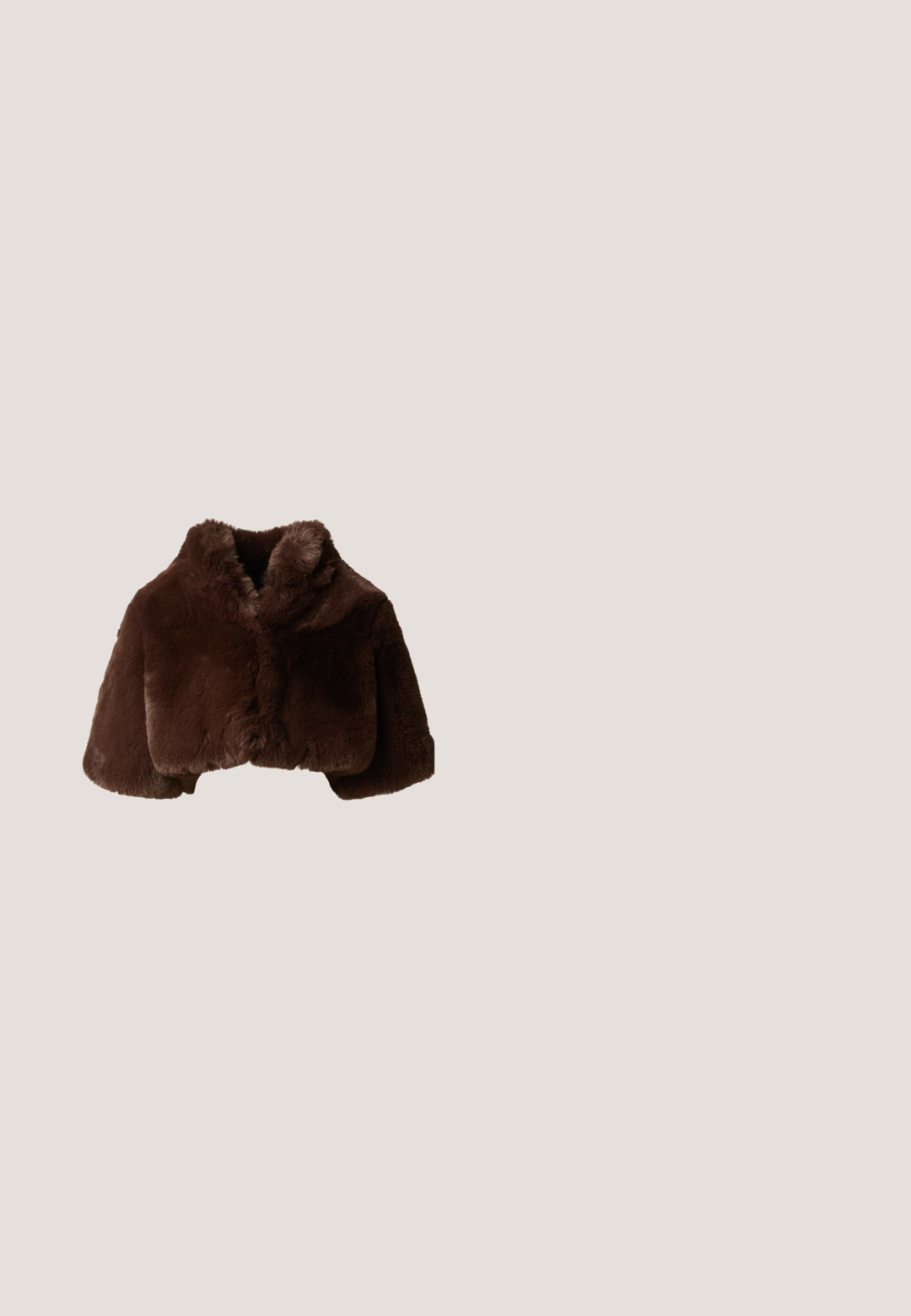 Donkerbruine korte nepbontjas met brede kraag en lange mouwen, weergegeven op een witte achtergrond.; Rode avondjurk van satijnstof, met een halternek, geraffineerde taille en een zijsplit voor extra beweging. Vloeiende, aansluitende silhouet.; Gouden pumps met spitse neus en een dun enkelbandje versierd met kleine strass-steentjes, afgebeeld op een witte achtergrond.; Ovale bruine zonnebril met donkere schildpadpatroon monturen en gouden "McQueen" branding op de armen, rustend op een witte ondergrond.; Gouden clutch met intrikate kraal- en strasstenen versieringen. Rechthoekige vorm, sluiting met clasp en een afneembare schouderriem.; Goudkleurige druppelvormige oorbellen met centrale parels, heldere kristallen blaadjes en kleine kristallen die een bloemmotief vormen tegen een effen lichte achtergrond.