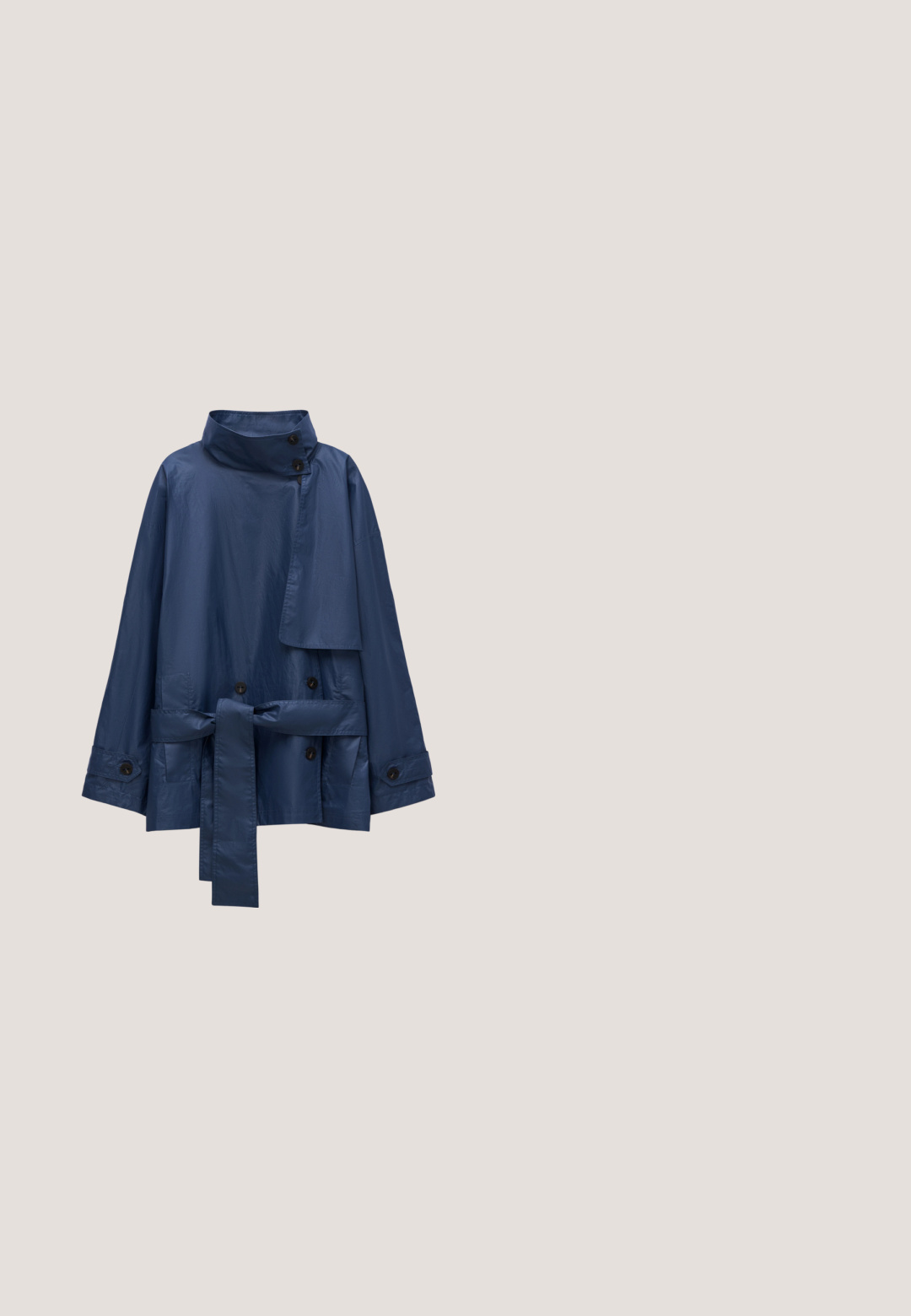Marineblauwe waterdichte jas met een hoge kraag, dubbele knoopsluiting aan de voorkant, zakken met details en een tailleceintuur. Gladde textuur met knopen.; Witte jumpsuit met blauwe bloemenprint, korte mouwen, knoopsluiting aan de voorkant, kraag, taille met trekkoord en wijde pijpen met geprint boord.; Marineblauwe hoge sandaal met hak gemaakt van soepel synthetisch materiaal; heeft gebogen bandjes en een unieke sculptuurhakontwerp.; Rechthoekige zonnebril met schildpadmotief, bruine verloopglazen en een gouden logo-plaatje op de pootjes tegen een effen achtergrond.; Blauw-wit verticaal gestreepte draagtas met brede handvatten en het "marimekko"-logo nabij het onderste midden tegen een effen achtergrond.; Oorbellen in goudkleur met een abstracte, organische vorm, voorzien van een gestructureerd oppervlak en een sluiting met oorstekers.
