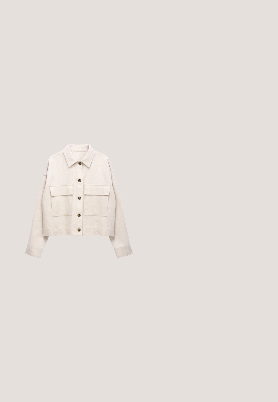 Beige cropped jack met lange mouwen, knoopsluiting aan de voorkant, twee klepzakken op de borst en een puntige kraag.; Beige oversized T-shirt met korte mouwen en ronde hals, plat gelegd met zichtbare stiksels op de mouwen en zoom tegen een witte achtergrond.; Beige broek met rechte pijpen, voorplooien, riemlussen en zijzakken, plat uitgestald op een witte achtergrond.; Lichtbruine suède sandalen met twee verstelbare gespbandjes, kurken voetbed en rubberen zool, gecombineerd met een zwarte maxi-jurk.; Taupekleurige schoudertas van getextureerd leer met een bijpassend ritsvakje bevestigd aan een riem, voorzien van een detail met gouden gesp.; Armband met een scharnier sluiting, half zilverkleurig en half goudkleurig metaal, gladde en gepolijste afwerking.