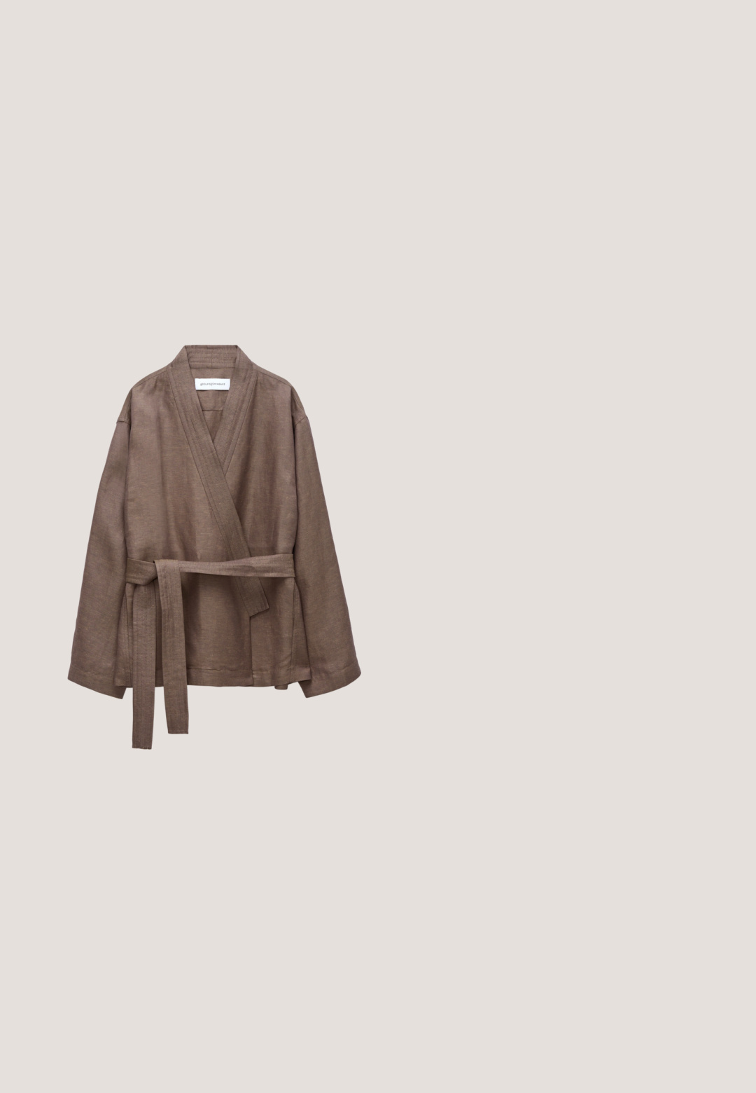 Braune Wickeljacke mit langen Ärmeln, einem Stoffgürtel, der an der Taille gebunden ist, breiten Revers und einem lässigen, lockeren Schnitt.; New Look WAVE STITCHY TIE - Weste - rust; Langärmliges Hemd mit Knopfkragen, mit abstrakten geschwungenen Mustern in Braun-, Blau-, Weiß- und Orangetönen.; Schwarzer Rock mit einem gerafften Taillenbund, der auffällige bordeauxrote und weiße abstrakte Blattformen sowie plissiertes Material für Textur und Bewegung aufweist.; Knöchelhoher brauner Lederstiefel mit hellbraunem dekorativem Frontpanel, spitzer Zehenpartie, elastischen Seitenpanelen, Zuglasche und niedrigem, schrägem Absatz.; Runde braune Leder-Umhängetasche mit verstellbarem Riemen und dekorativen hängenden Gold- und Silbermünzanhängern.