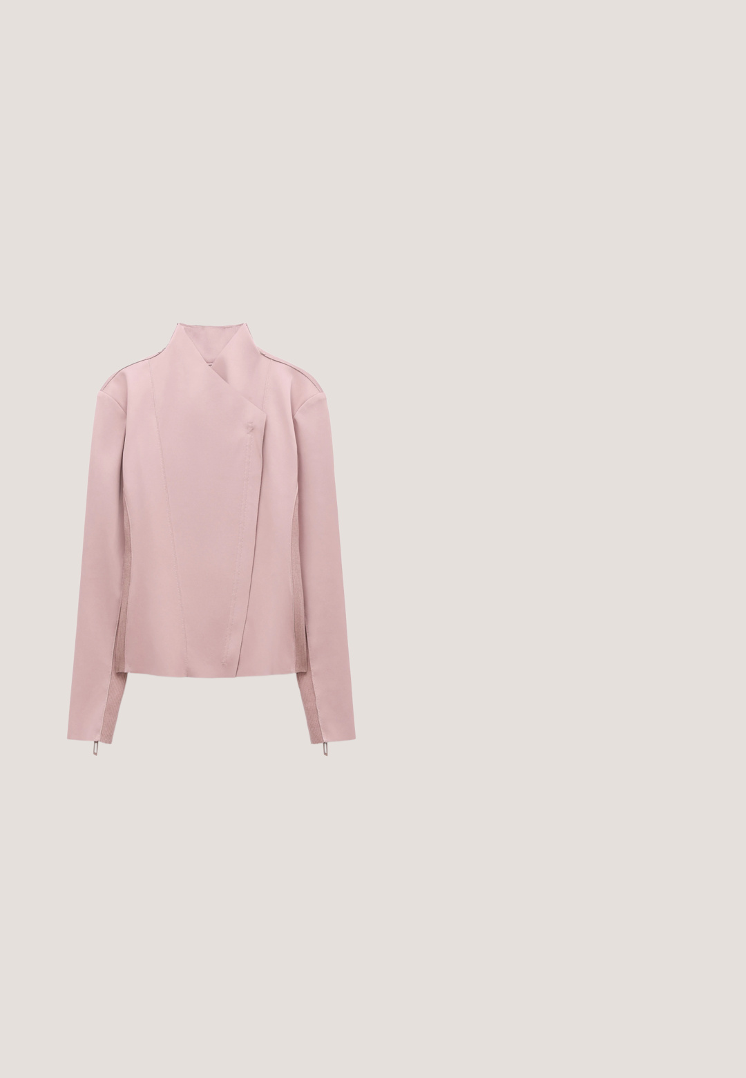 Blassrosa asymmetrische Jacke mit hohem Kragen, langen Ärmeln, geripptem Seitenpaneel und Reißverschlussdetails an den Bündchen auf weißem Hintergrund.; Ärmelloses, mit Pailletten verziertes Kleid mit einem Farbverlauf von Orange über Pink zu Hellblau. Es verfügt über dünne, verstellbare Träger und eine figurbetonte Silhouette.; Glänzender hellvioletter Slingback-Pumps mit spitzer Zehe und einem gebogenen, mittelhohen Stilettoabsatz auf weißem Hintergrund.; Rosa übergroße quadratische Sonnenbrille mit verlaufenden braunen Gläsern und dünnen goldenen Bügeln auf weißem Hintergrund.; Kleine rosa geraffte Handtasche mit goldener Kette und einer rechteckigen Logo-Plakette mit der Aufschrift Love Moschino vorne.; Goldene ornamentale schlüsselartige Brosche mit klaren Kristallen, filigranen Details und hängender Goldkette mit Perlen und Kristallanhängern auf weißem Hintergrund.