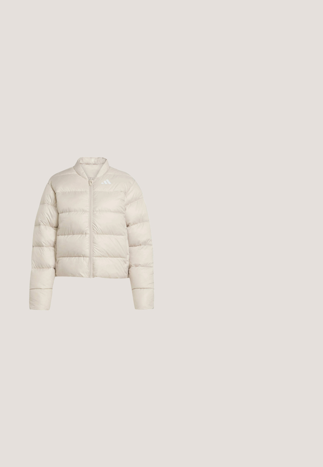 Helle beige Pufferjacke mit einem Reißverschluss vorne und einem runden Kragen, ausgestattet mit einem kleinen Logo auf der linken Brust. Weicher, gestepptiger Stoff.; Beiger Kapuzenpullover mit Fronttasche, gerippten Bündchen und Saum sowie drei weißen Streifen entlang jedes Ärmels.; Hellbeige, kurz geschnittenes Sweatshirt mit einem gerippten Rundhalsausschnitt, Raglanärmeln und dezentem, weißen Logodetail auf der Vorderseite. Weicher Stoff.; Hellbeige Sweatpants aus weichem Stoff, mit einem verstellbaren Bund und schwarzen Seitenpaneelen mit einem Leopardenmuster.; Beiger Sportschuh mit Mesh-Obermaterial, metallisch silbernen Streifen und einzigartig strukturiertem, segmentiertem Sohlenprofil für verbesserte Dämpfung und Flexibilität.; Hellbeige gepolsterte Reisetasche mit Doppelgriffen, verstellbarem Schulterriemen, seitlicher Reißverschlusstasche und Frontklappentasche mit dezentem Logo.