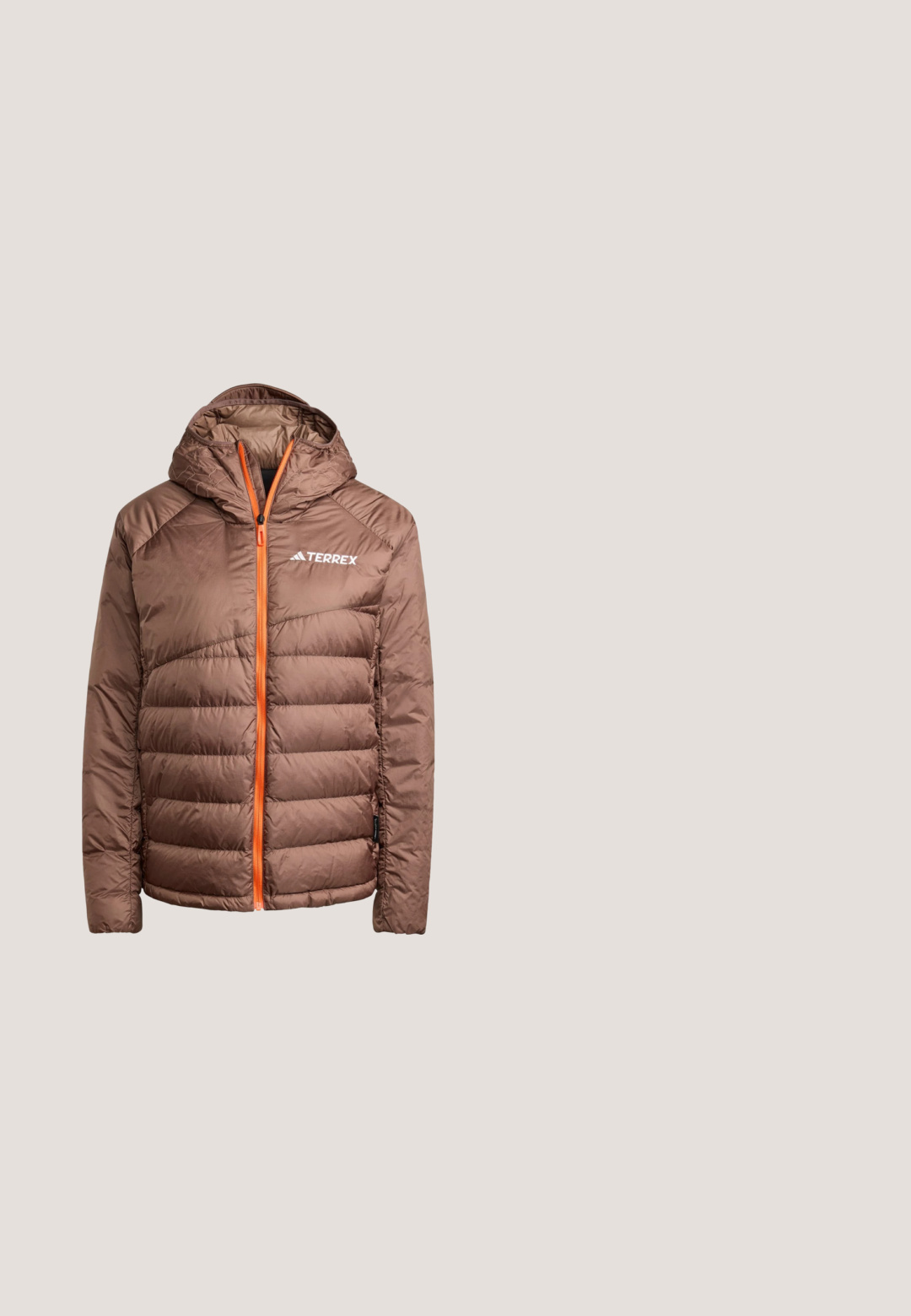 Bruine pufferjack met capuchon, voorzien van een oranje rits en afwerkingen. Gevoerd met horizontaal gestikte secties voor isolatie en warmte.; Bruine sweatshirt met capuchon, losse pasvorm en kangoeroezak. Voorzien van een wit adidas-logo op de borst en geribbelde manchetten. Zacht materiaal.; Bruine T-shirt met korte mouwen en ronde hals met een groot Adidas-logo met luipaardprint op de borst.; Bruine naadloze leggings met hoge taille en een klein wit Adidas-logo op de bovenste linker dij, tegen een witte achtergrond.; Sneaker met bordeauxrode suède overlays, paisley stoffen panelen, crème drie strepen, rubberen zool en zwarte veters gezien van de zijkant.; Karmozijnrode halve maanvormige schoudertas met dubbele handvatten en gouden ritssluiting, met een klein gouden Adidas-logo op het voorste midden.