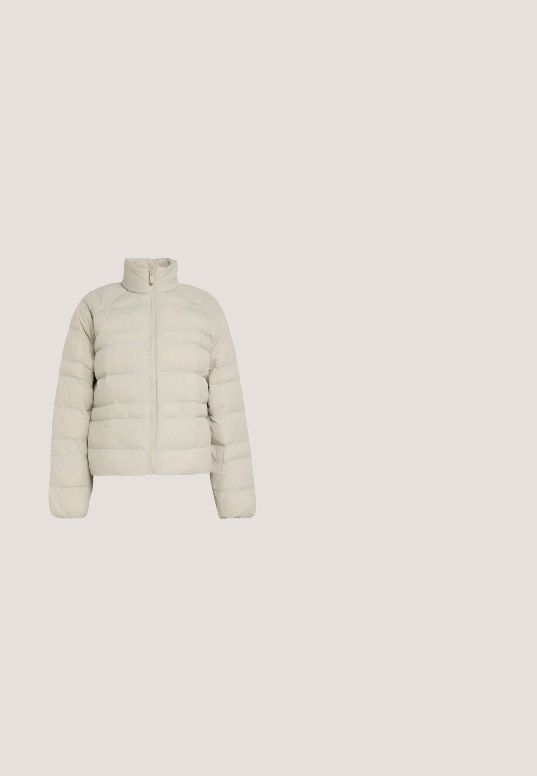 Lichtbeige donsjas met horizontale doorgestikte banen, een opstaande kraag, een volledige ritssluiting aan de voorkant en lange mouwen op een witte achtergrond.; Mauve cropped sportjack met volledige ritssluiting vooraan, geribbelde manchetten, hoge kraag en wit Adidas Trefoil-logo op de borst.; Lavendelkleurig sportshirt met korte mouwen, witte drie-strepen details op de schouders en mouwen en een klein logo op de borst.; Zwarte joggingsbroek gemaakt van zachte stof, met een elastische tailleband, trekkoord en een klein logo op het linkerbeen.; Lichtroze sportschoen met een glanzende afwerking, voorzien van getextureerde zijpanelen en een rubberen zool met een patroon voor grip. Veters zijn inbegrepen.; Kleine gebogen mauve schoudertas met verstelbare riem en subtiel geperst logo op de voorkant, hoofdvak met rits.