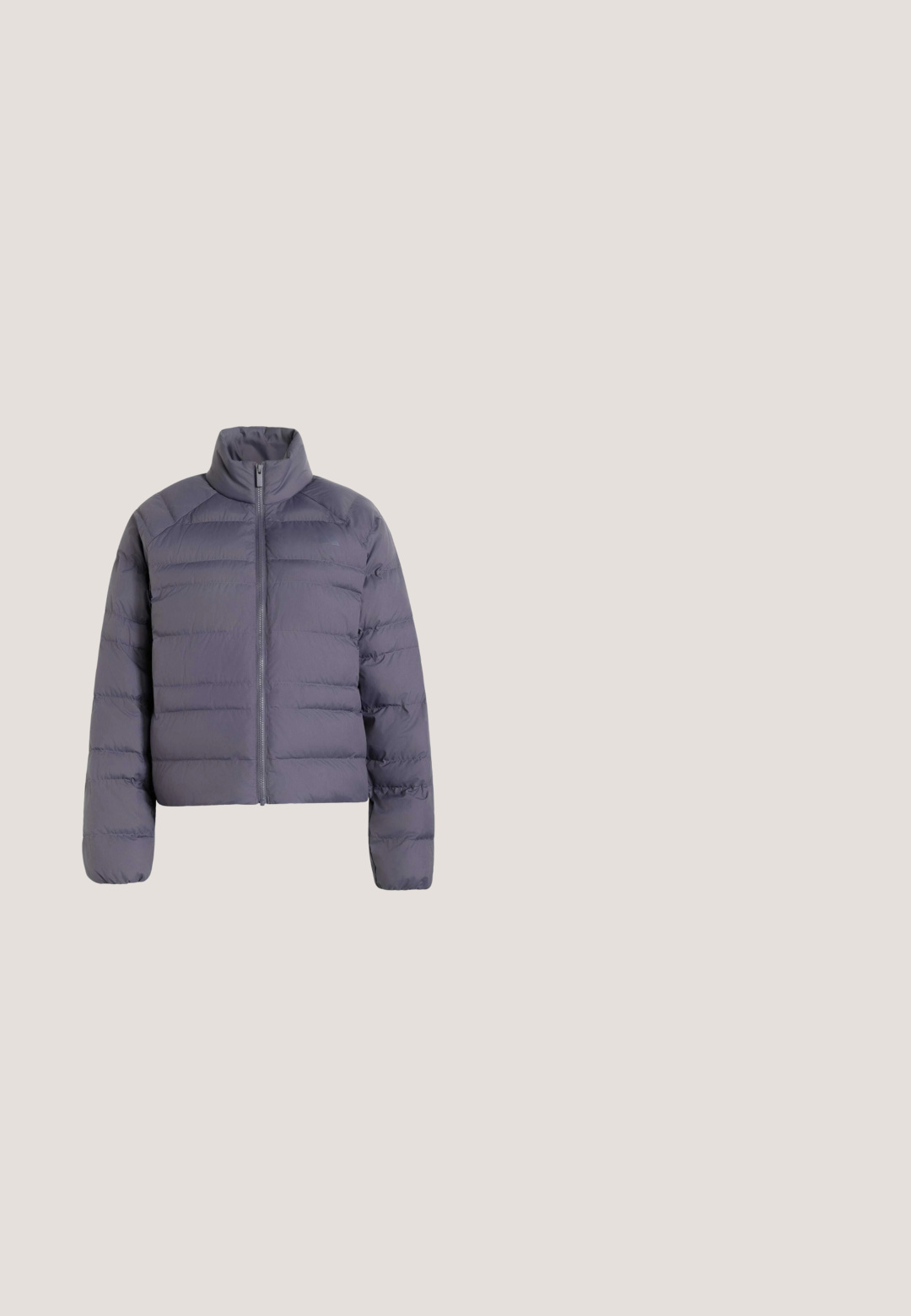 Veste matelassée gris foncé à manches longues, col montant et fermeture éclair à l'avant, présentée sur fond blanc.; T-shirt d'activité noir à manches longues avec un col rond, fabriqué en tissu léger. Présente trois bandes blanches sur chaque manche et un logo.; Pantalon de survêtement gris à jambes larges avec taille élastique et poches latérales, avec un logo discret sur le haut de la cuisse.; Chaussure de sport blanche avec des bandes violettes et des accents bleu clair, semelle blanche épaisse étiquetée "Lightstrike Pro", et design à lacets.; Sac à épaule en tissu noir, de forme semi-circulaire, avec une fermeture éclair, une sangle ajustable et le logo Adidas blanc à l'avant.; Bracelet manchette en métal argenté torsadé, présentant un design tressé avec des extrémités ouvertes et une texture lisse.