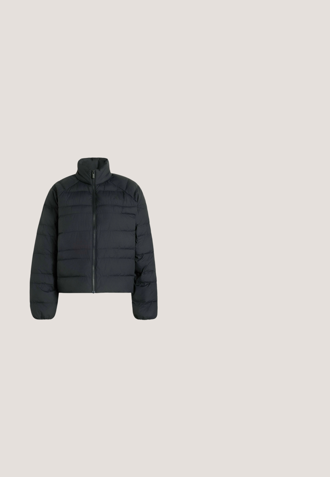 Veste matelassée noire avec col montant et fermeture éclair frontale, conçue pour temps froid.; Sweat à capuche noir zippé avec poches avant, poignets et ourlet côtelés, et un discret logo brodé Adidas sur le côté gauche de la poitrine.; Top court noir côtelé sans manches avec un col rond haut et un petit logo Adidas noir centré sur la poitrine.; Leggings de sport noirs avec une taille haute, fabriqués en tissu extensible ; dotés d'une poche latérale et d'un petit logo blanc près de l'ourlet.; Chaussure de course noire et grise avec trois grandes bandes blanches sur le côté et une semelle épaisse noire portant l'inscription « Lightstrike Pro ».; Sac de voyage noir matelassé avec deux petites poignées et une bandoulière réglable sur fond blanc.