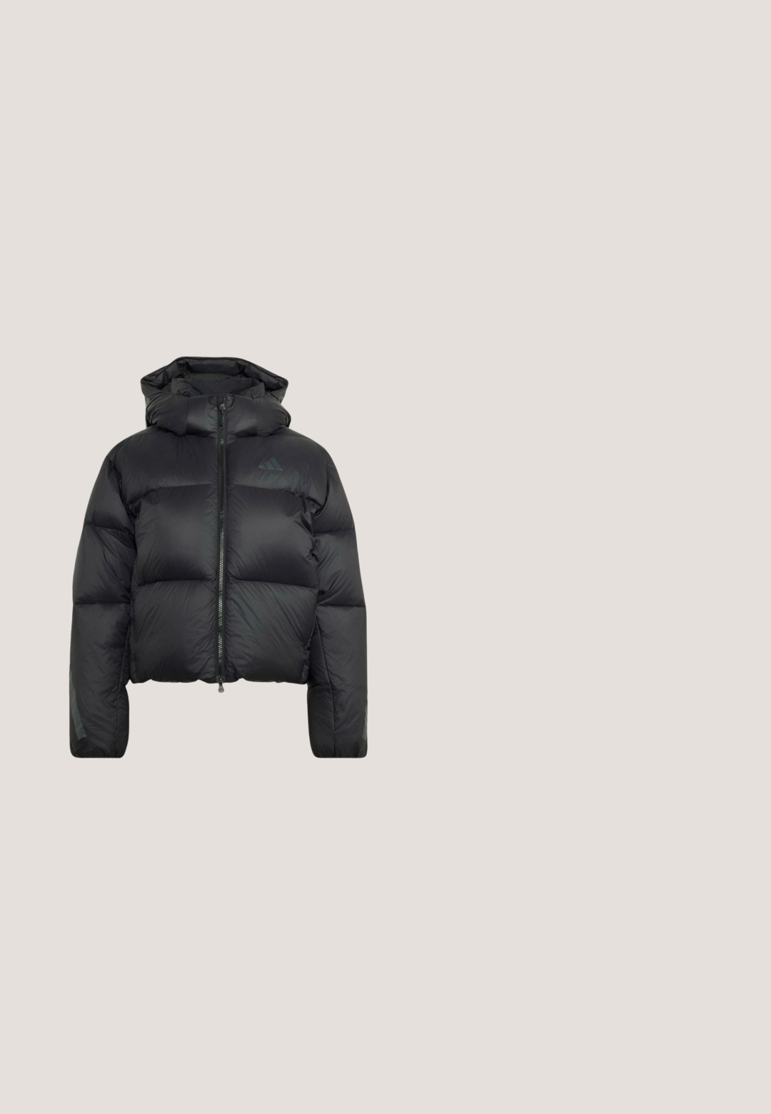 adidas Sportswear Dunjakker - black; Sort cropped hoodie lavet af blødt stof, med en frontlomme, lynlås lukning og hvide striber langs ærmerne samt logo på brystet.; Sort Adidas atletisk T-shirt med korte ærmer, hvide striber på skuldrene og sølvfarvede buede detaljer på siderne.; Sorte vidde sweatpants med elastisk talje og sidelommer, med en subtil sort Adidas-logo på højre lår.; Klatresko med et slankt hvidt og sort design. Har en spids tå, justerbar strop, tekstureret gummisål og orange accent.; Sort stor tote taske med dobbelte håndtag, front lynlåslomme og aftagelig skulderrem mod en hvid baggrund.