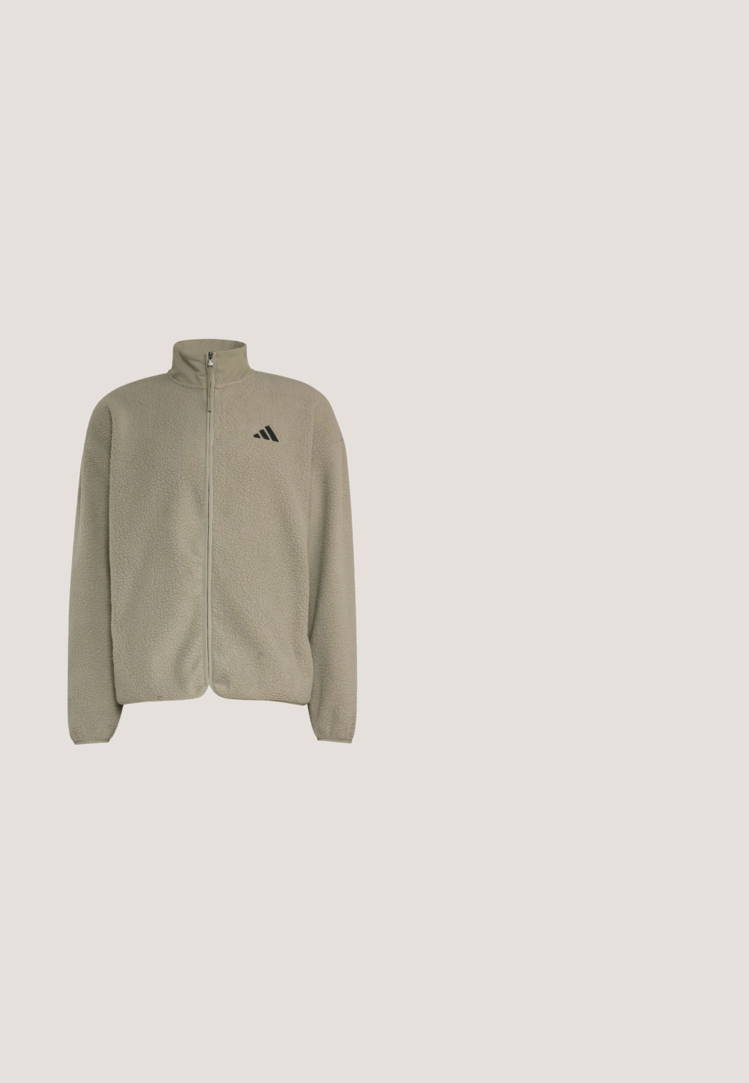 Beige fleecejack met volledige ritssluiting, hoge kraag en zwart Adidas-logo op de linkerborst, gemaakt van zacht, gestructureerd stof.; Olijfgroene sweatshirt met een ronde hals, ribgebreide manchetten en zoom. Heeft een geborduurd logo en een patch met rode accenten. Soepele textuur.; Olijfgroene t-shirt met horizontale strepen in tan, wit en lichtbruin. Korte mouwen, ronde hals en een klein logo aan de zoom.; Beige cargobroek met een elastische tailleband, twee zijvakken en een klein geborduurd logo aan de voorkant. Soepele stofstructuur.; Beige suède enkellaars met witte zool, vetersluiting, zij-aanhaaltab en subtiele Calvin Klein branding aan de zijkant.; Olivgroene Calvin Klein crossbodytas met meerdere ritsvakken en verstelbare zwarte riem.