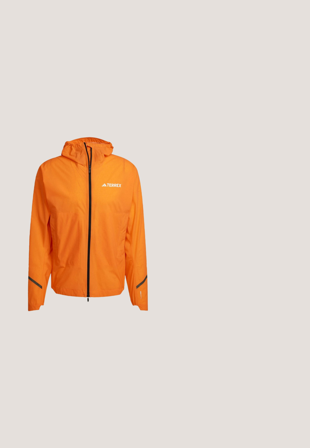 Oranje lichtgewicht jack met een capuchon, voorzien van een zwarte ritssluiting aan de voorkant, reflecterende accenten en het Terrex-logo aan de bovenkant van de linkerkant.; Olijfgroen fleece pullover met een hoge kraag, zwart ritsborstzakje, zijzakken en een textuurstof voor extra warmte.; Donkergrijze T-shirt gemaakt van zachte, gestructureerde stof. Beschikt over een klassieke ronde hals en korte mouwen met een subtiel patroon. Geen zichtbare logo's.; Zwarte cropped broeken met een elastische tailleband, twee met rits afgesloten zijzakken en hoekige zijaccenten. Gemaakt van een lichte, gladde stof.; Zwarte tactical boot met een gladlederen bovenkant en stofpanelen, hoge enkelontwerp, vetersluiting aan de voorkant en robuuste rubberen zool.; Brandit US COOPER EVERYDAYCARRY-SLING - Schoudertas - blizzard camo